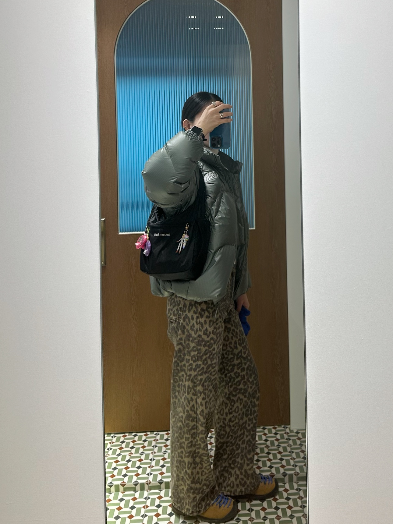 The North Face White Label Wave RDS Down Jacket Khaki, Keen Jasper Suede Sneakers Camel 착용 스타일 - 2