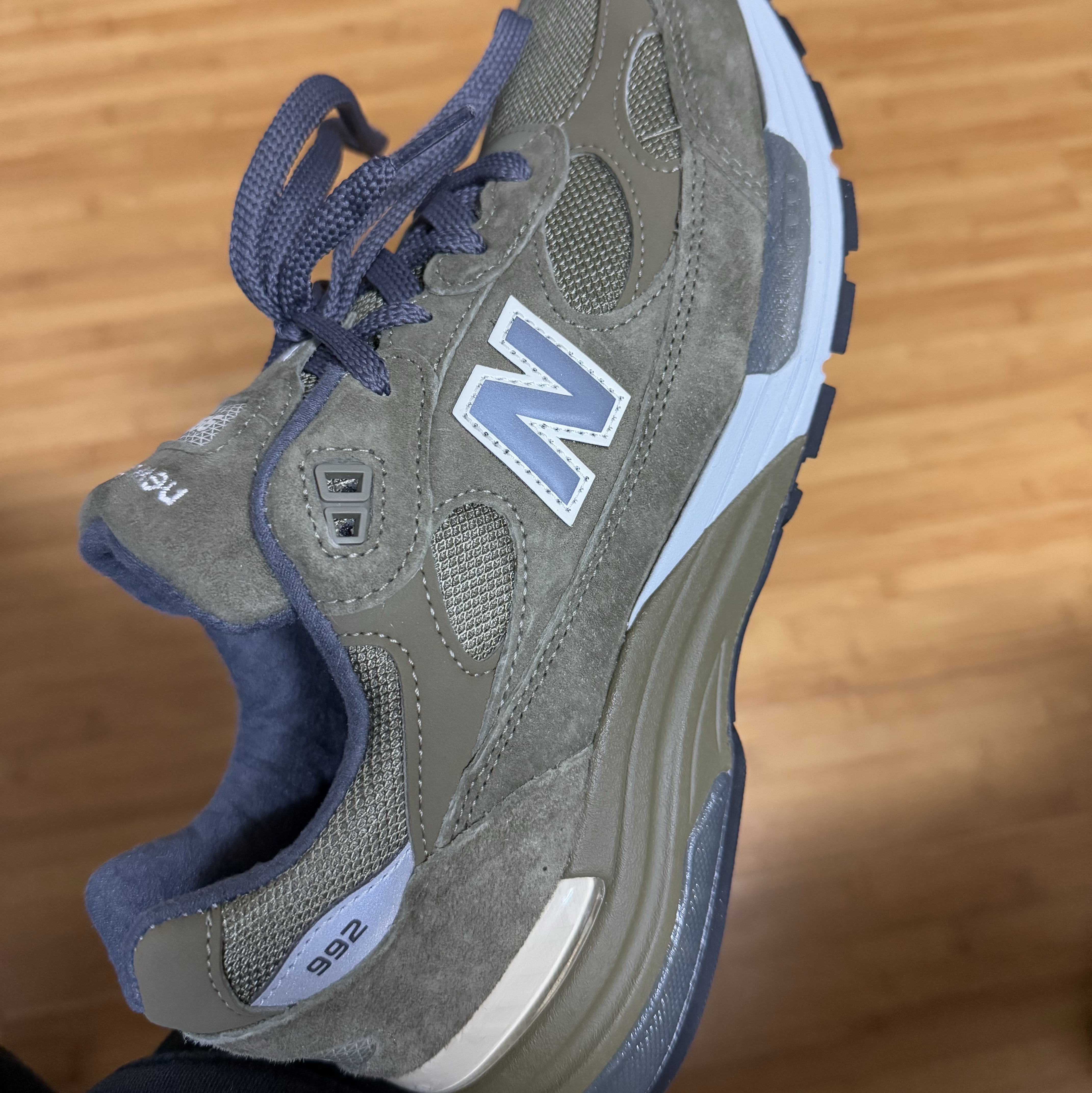 New Balance 992 Made in USA Dark Camo Covert Green - D Standard 착용 스타일 - 2