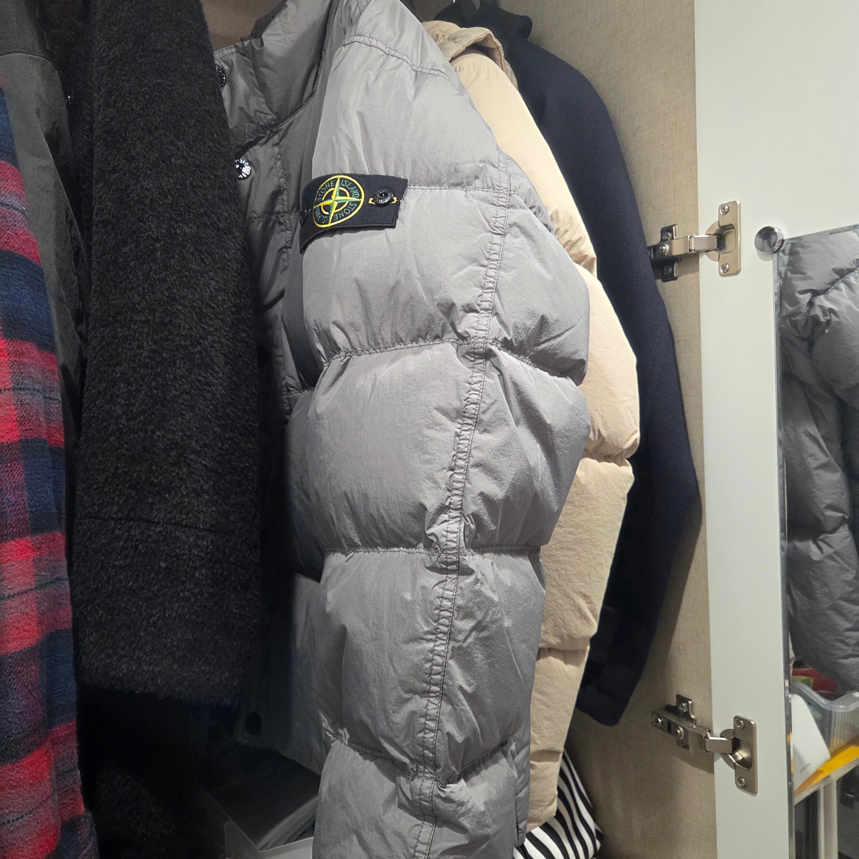 Stone Island 4100010 Crinkle Reps NY Recycled Nylon Down Jacket with Wind Resistant Cement - 25FW 착용 스타일