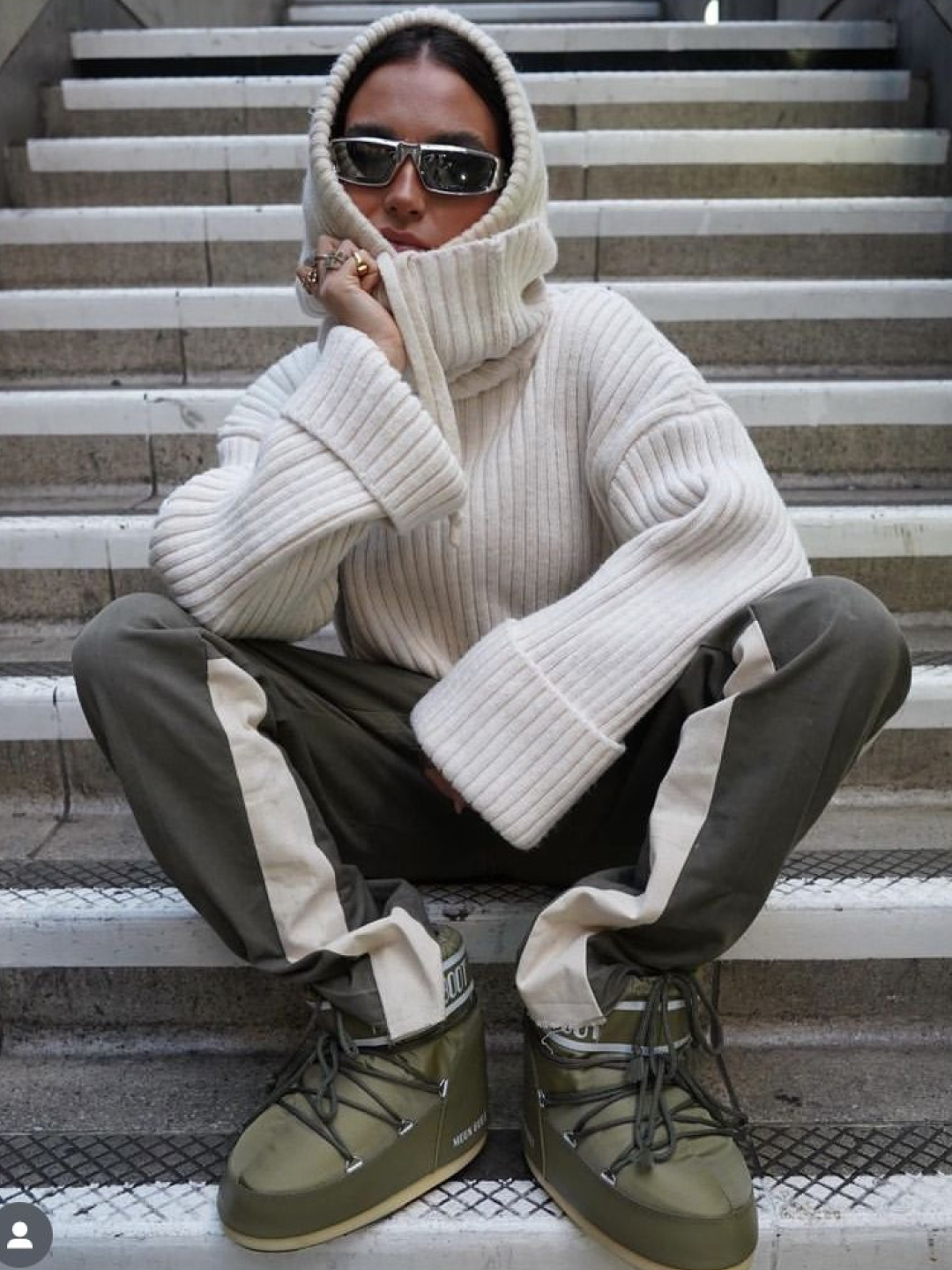 (W) Hunter In Out Puffer Knit Cuff Boots White Willow, (W) Moon Boot Icon Low Nylon Boots Khaki 착용 스타일 - 2