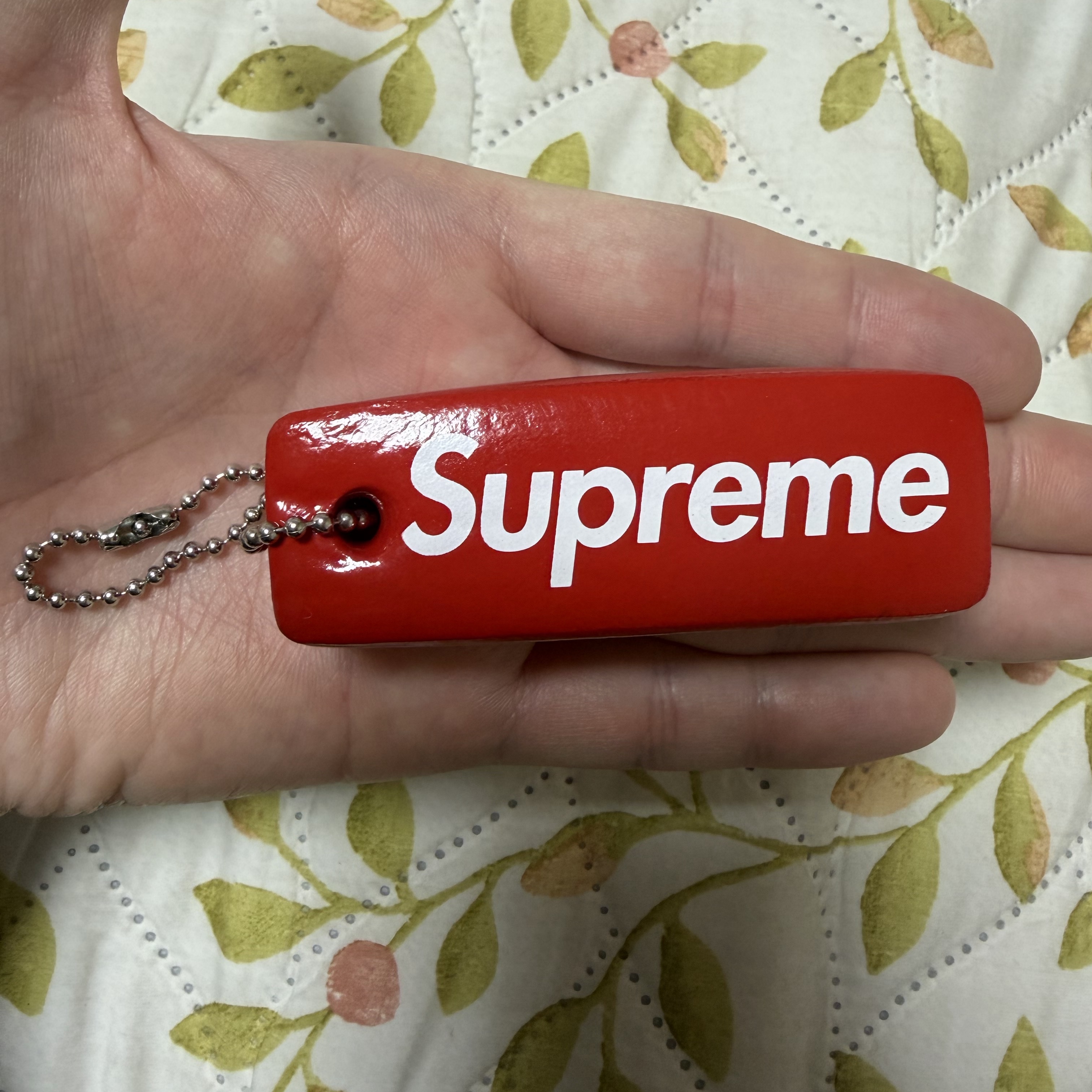 Supreme Floating Keychain Red - 23FW 착용 스타일 - 1