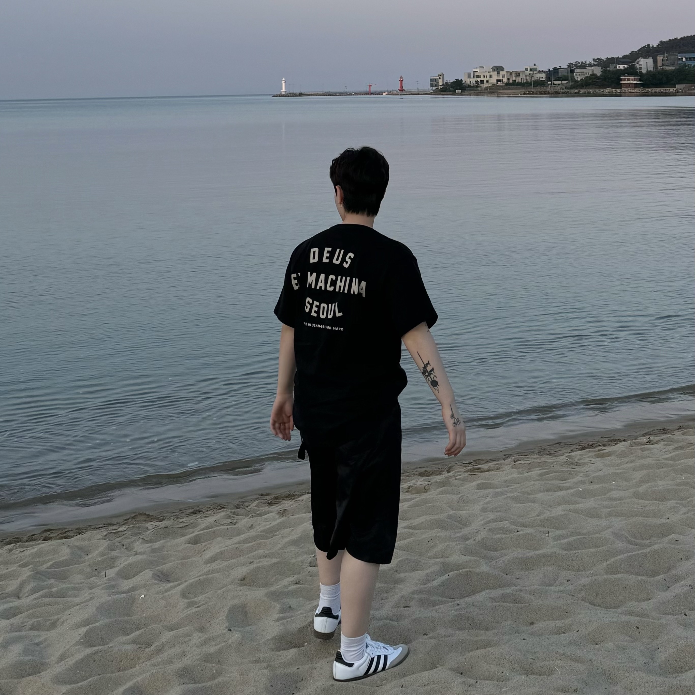 Deus Ex Machina Seoul College T-Shirt Black, Adidas Samba OG Cloud White 착용 스타일 - 1
