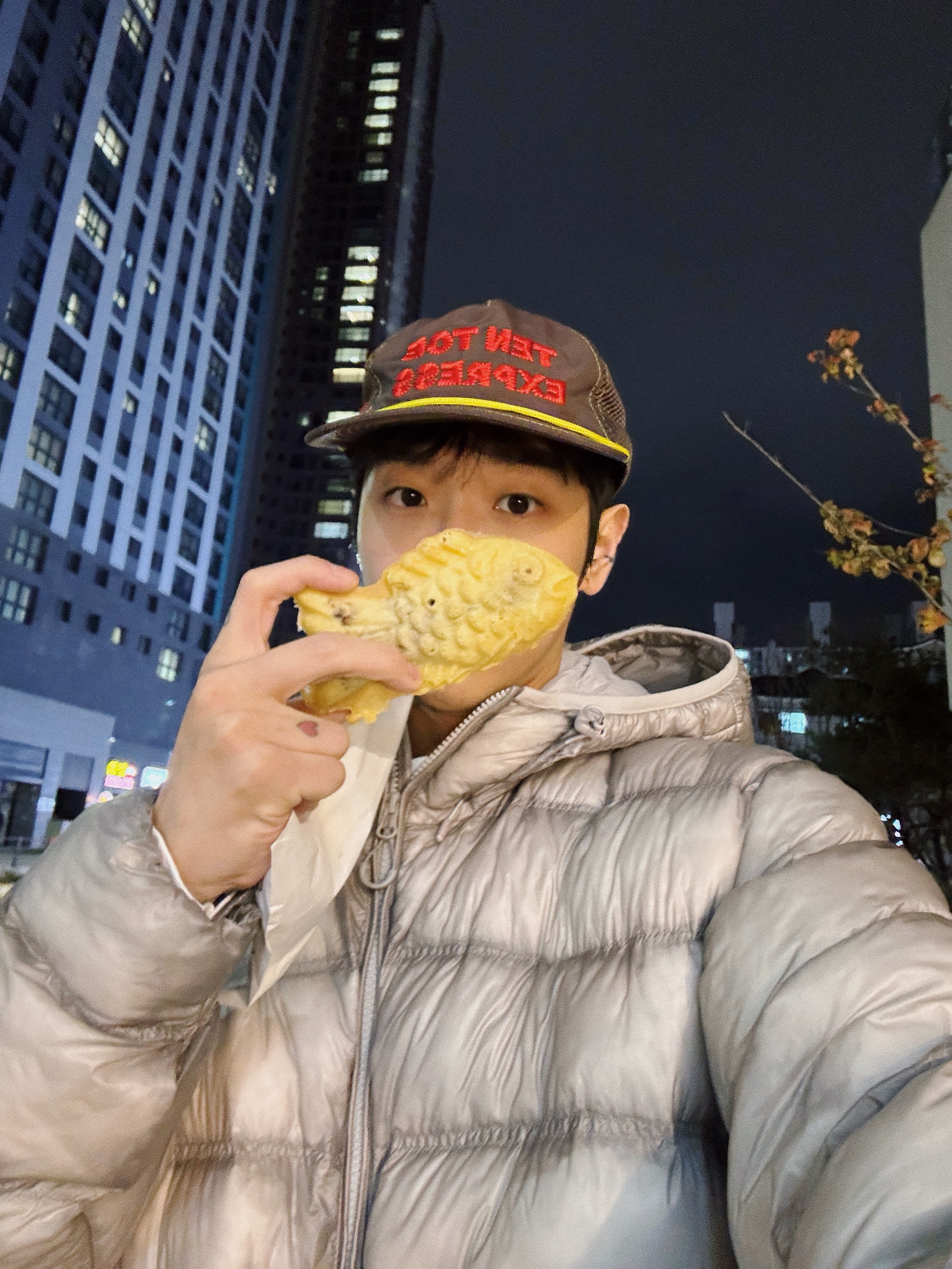Salomon UNI Cross Insulation Jacket Light Grey, Alex Zono Ten Toe Express Trucker Hat Brown 착용 스타일 - 3