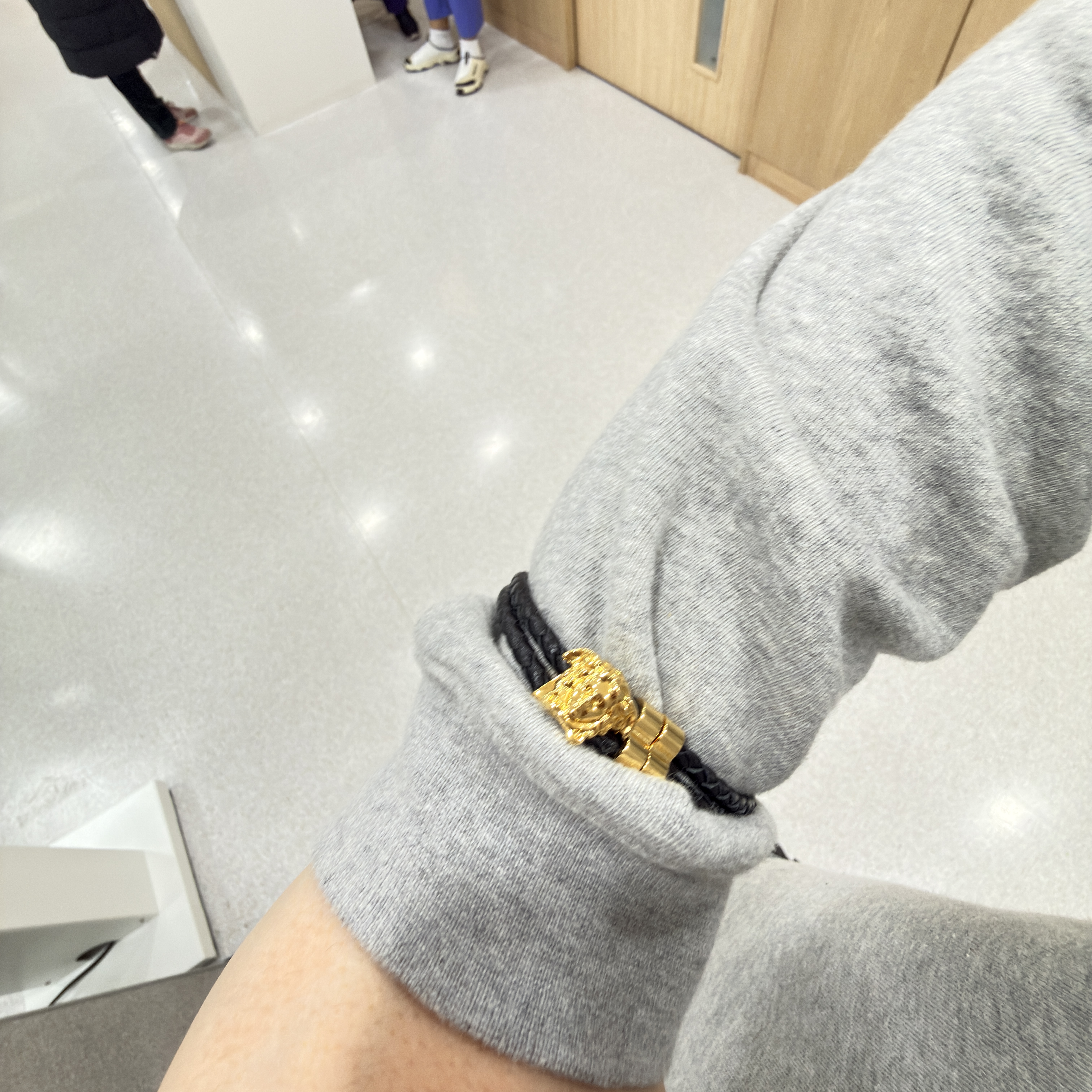 Versace Medusa Braided Leather Bracelet Gold 착용 스타일