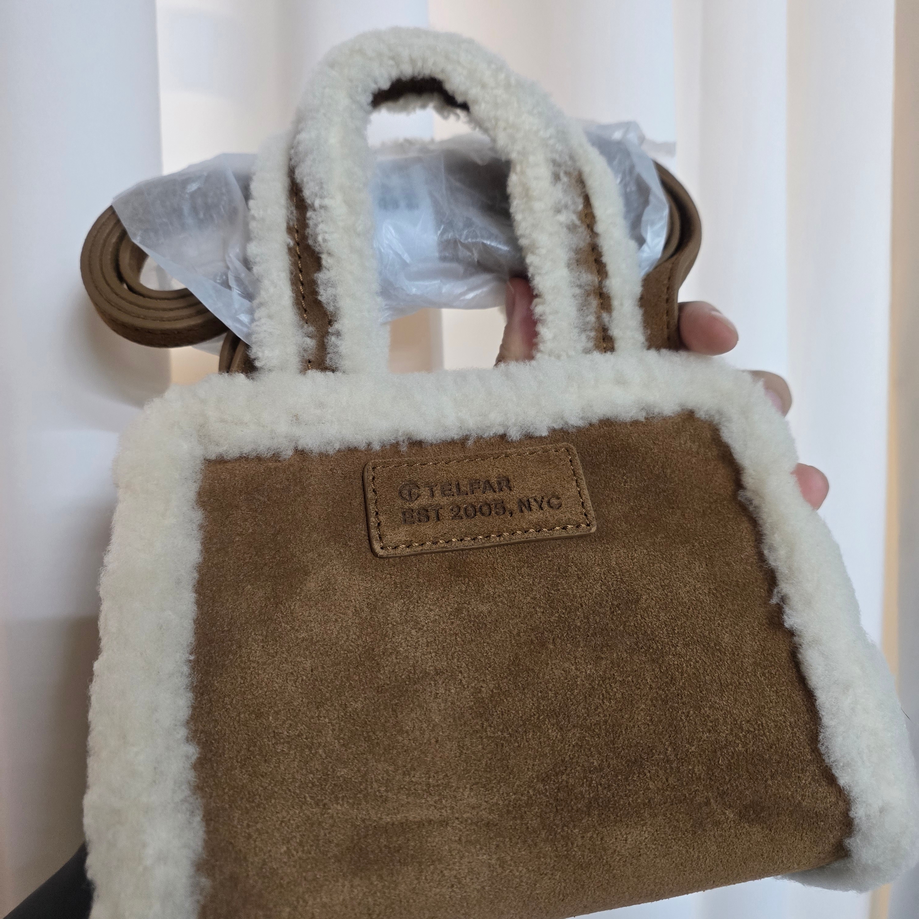 Telfar Small Shearling Shopper Bag Roasted Chestnut, Telfar x UGG Small Shopping Bag Chestnut 착용 스타일 - 2