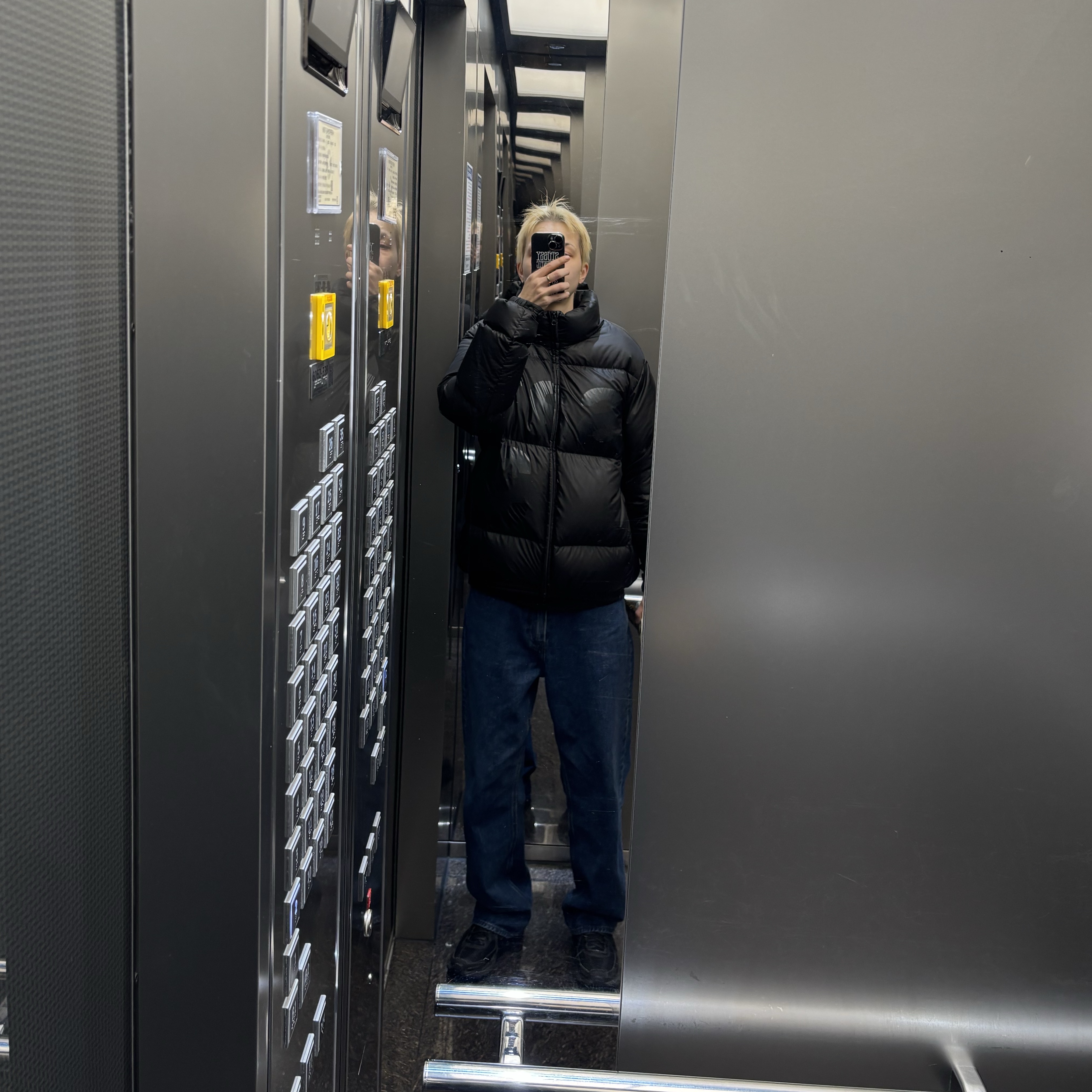 Nike Zoom Vomero 5 SP Black, Uniqlo x JW Anderson Straight Jean Blue - KR 착용 스타일