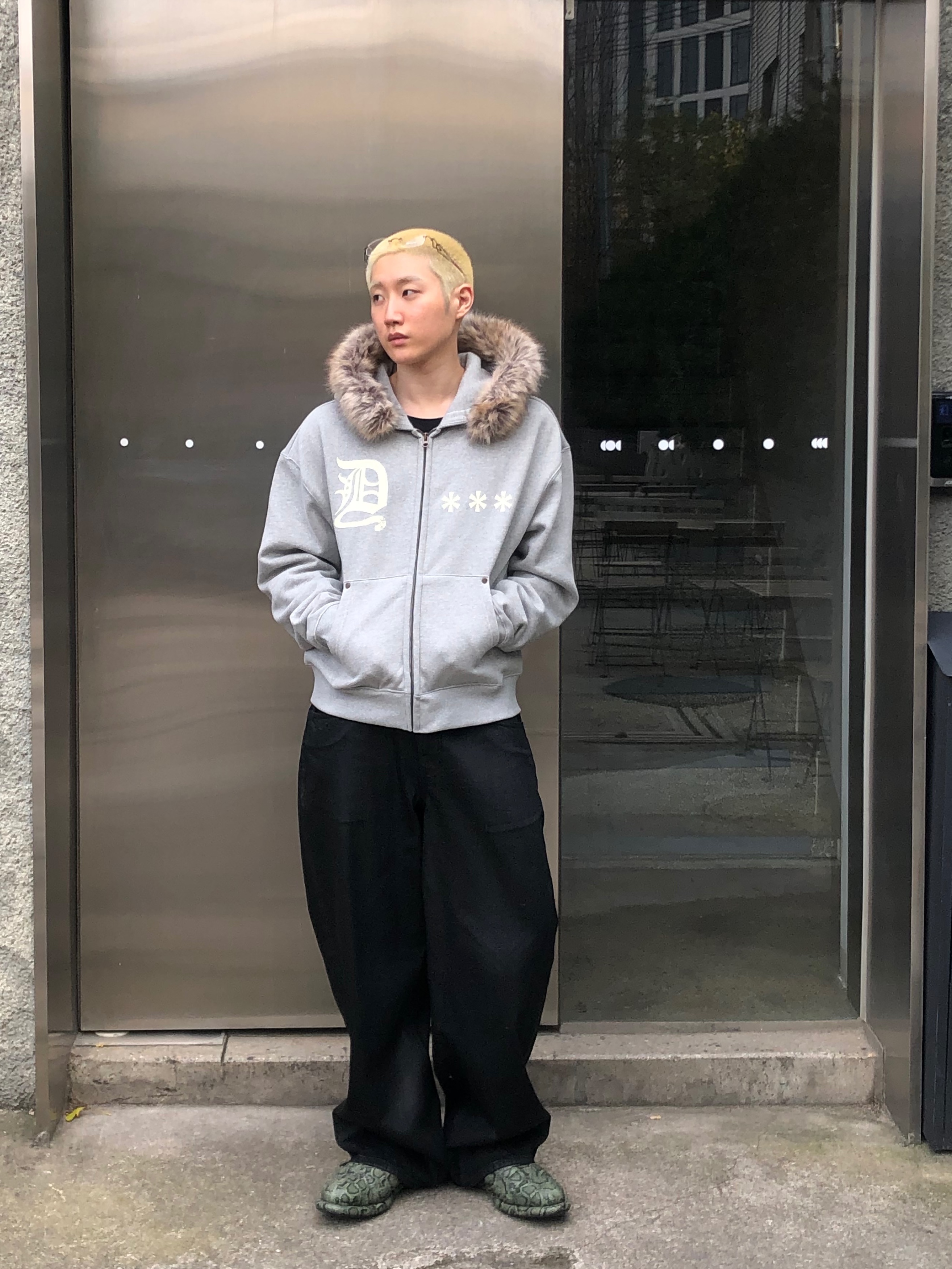 AMOU Fur Hoodie Zip Up Gray 착용 스타일 - 2