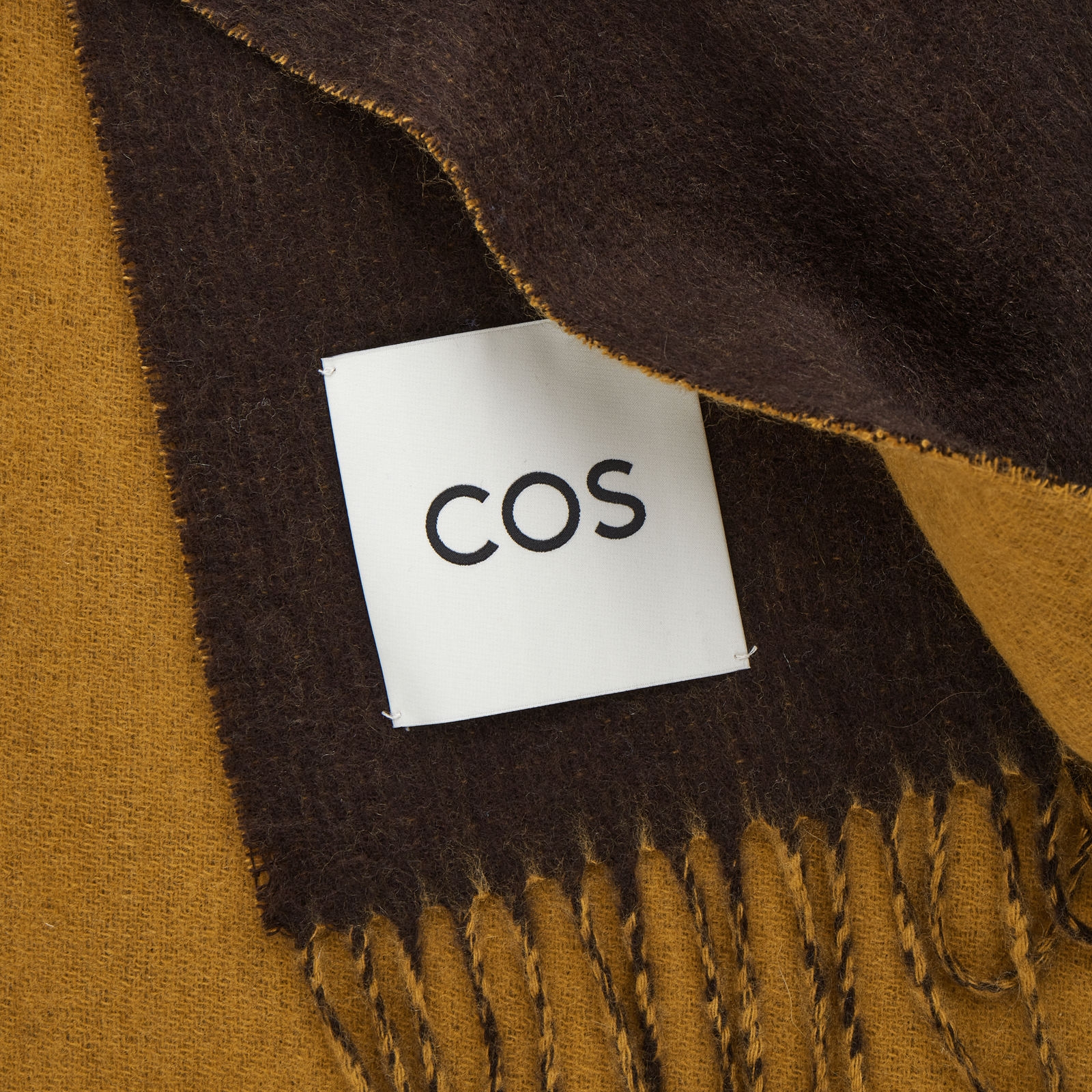 COS Wool Cashmere Blend Fringed Muffler Dark Brown 착용 스타일 - 3