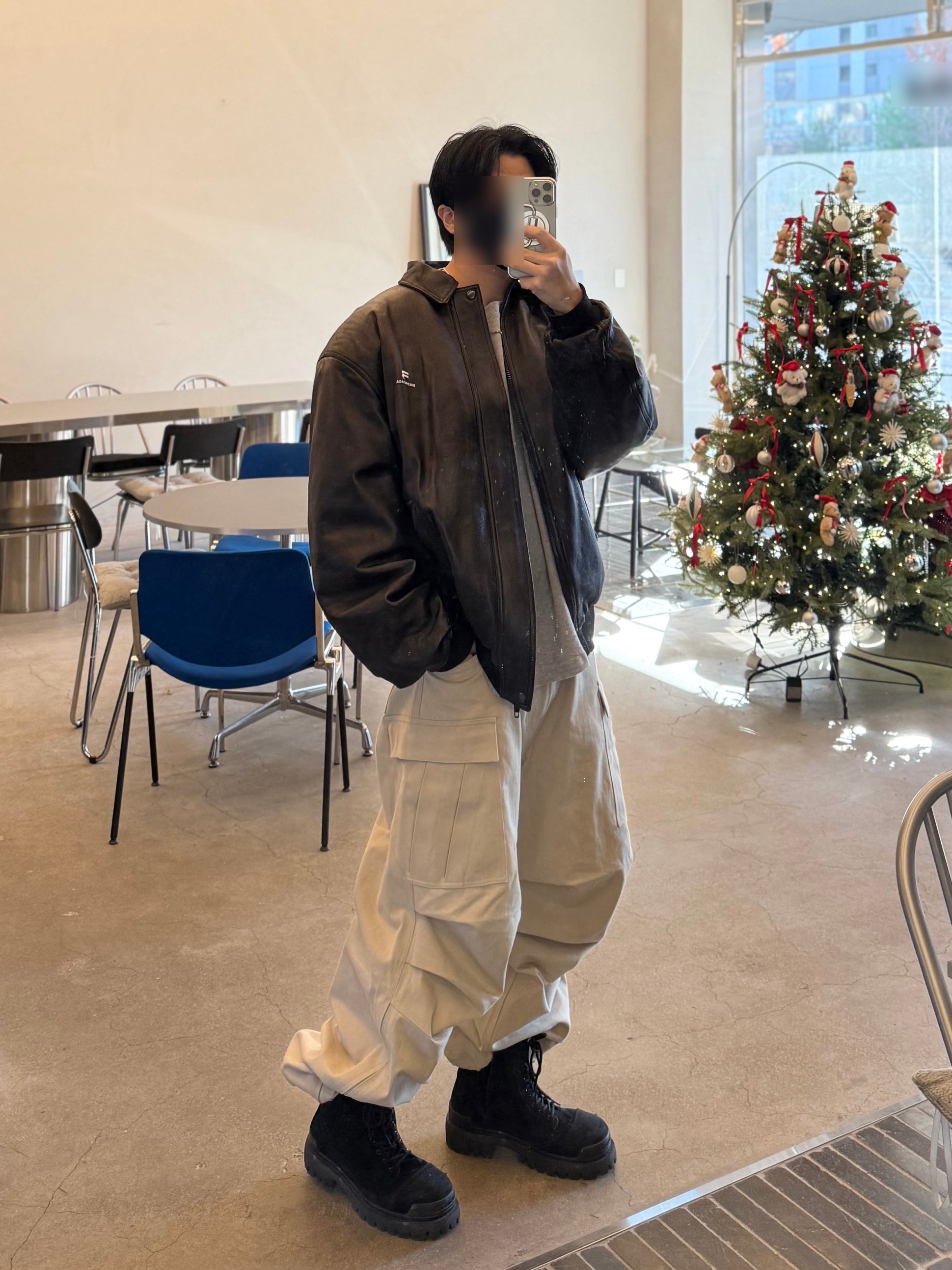 Nonnod Side Zip Cargo Pants Beige, Balenciaga Sporty B Taxi Blouson Black 착용 스타일 - 2