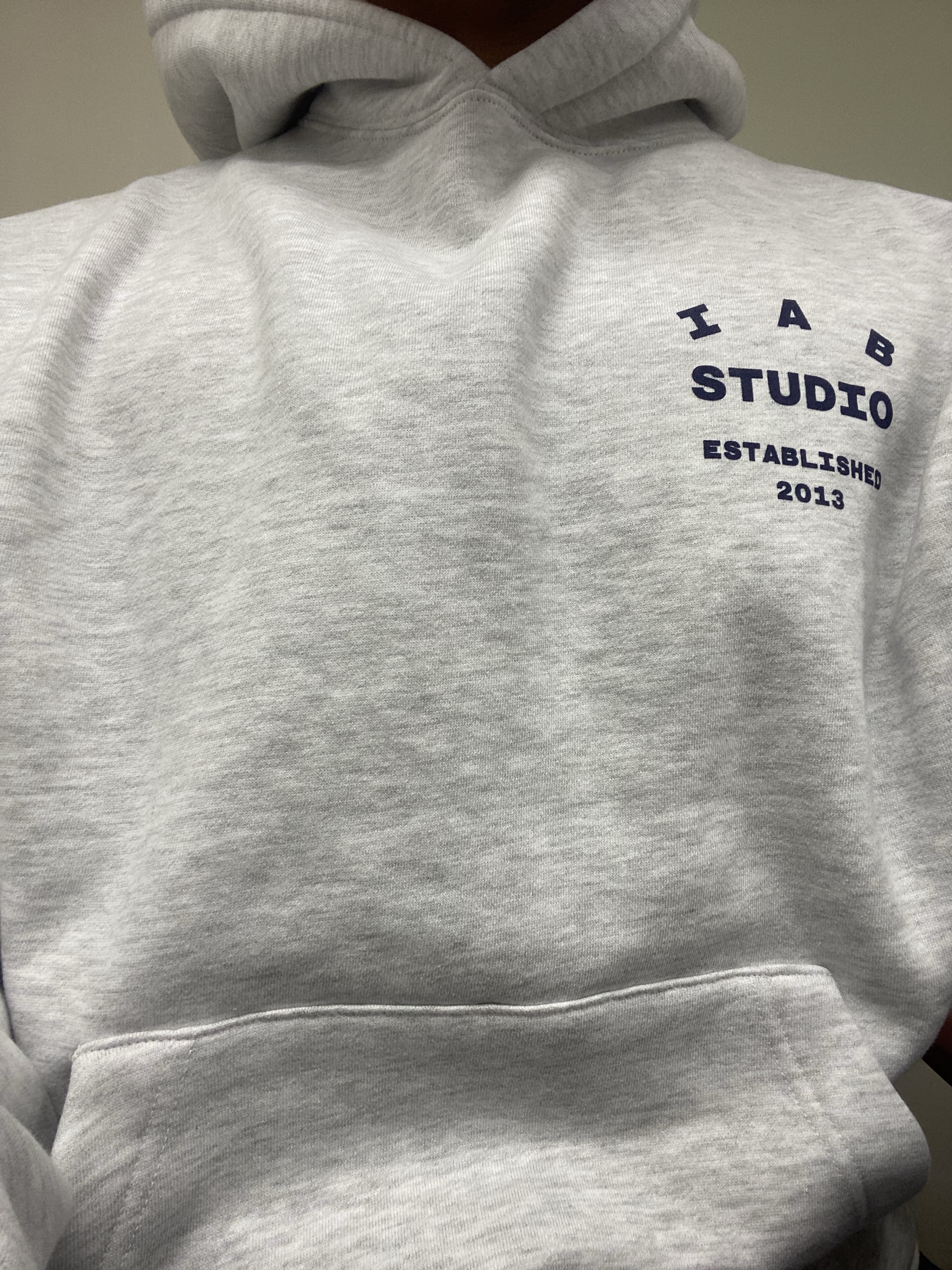 IAB Studio 25 Hoodie Light Gray Navy 착용 스타일 - 2
