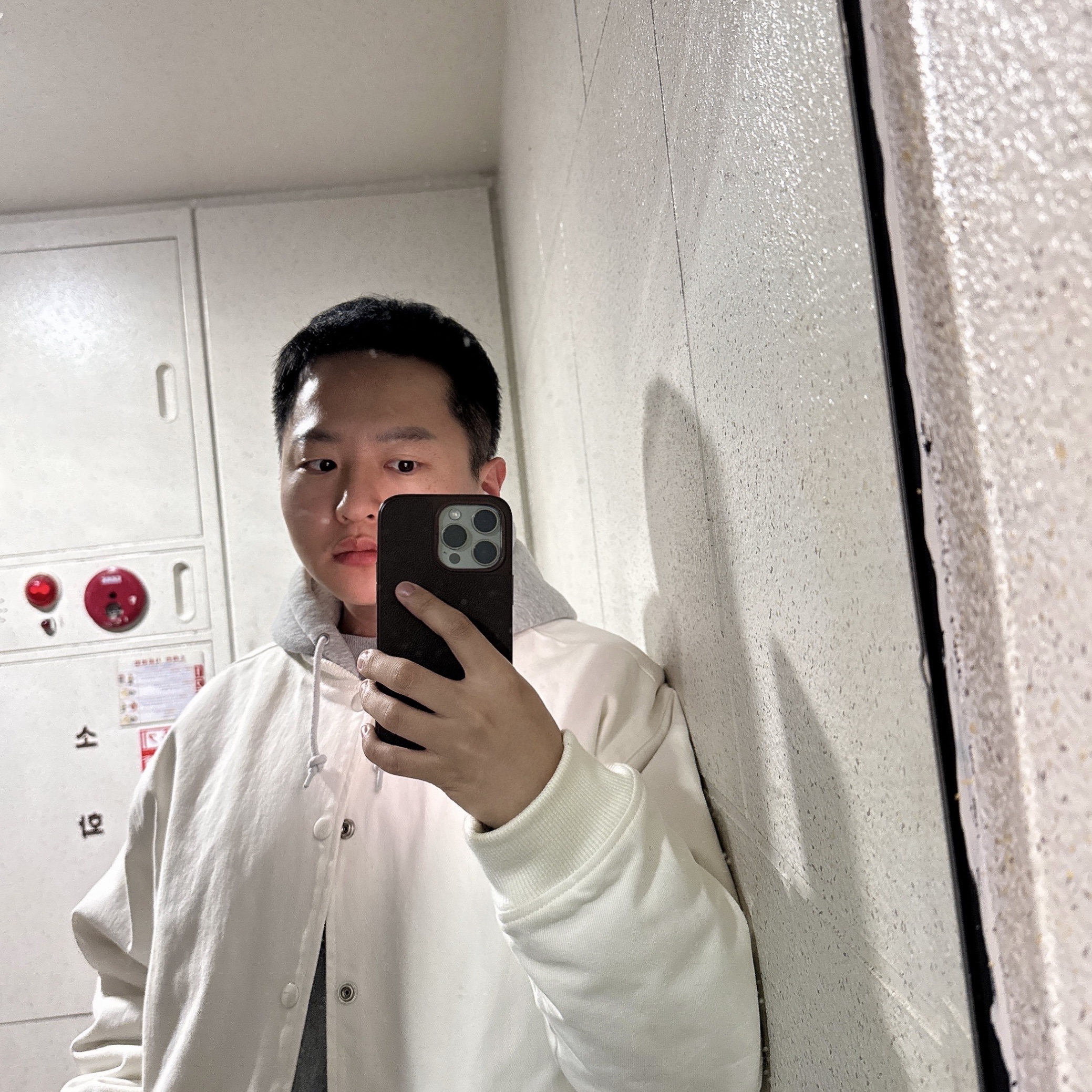 Supreme Hooded Twill Varsity Jacket White - 22SS, Supreme Washed Chino Twill Camp Cap Tan - 24FW 착용 스타일 - 2