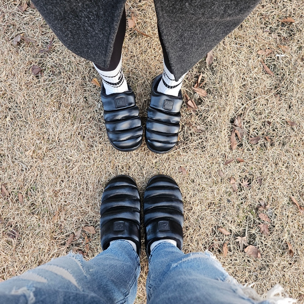 (W) Nike Burrow SE Slippers Black 착용 스타일
