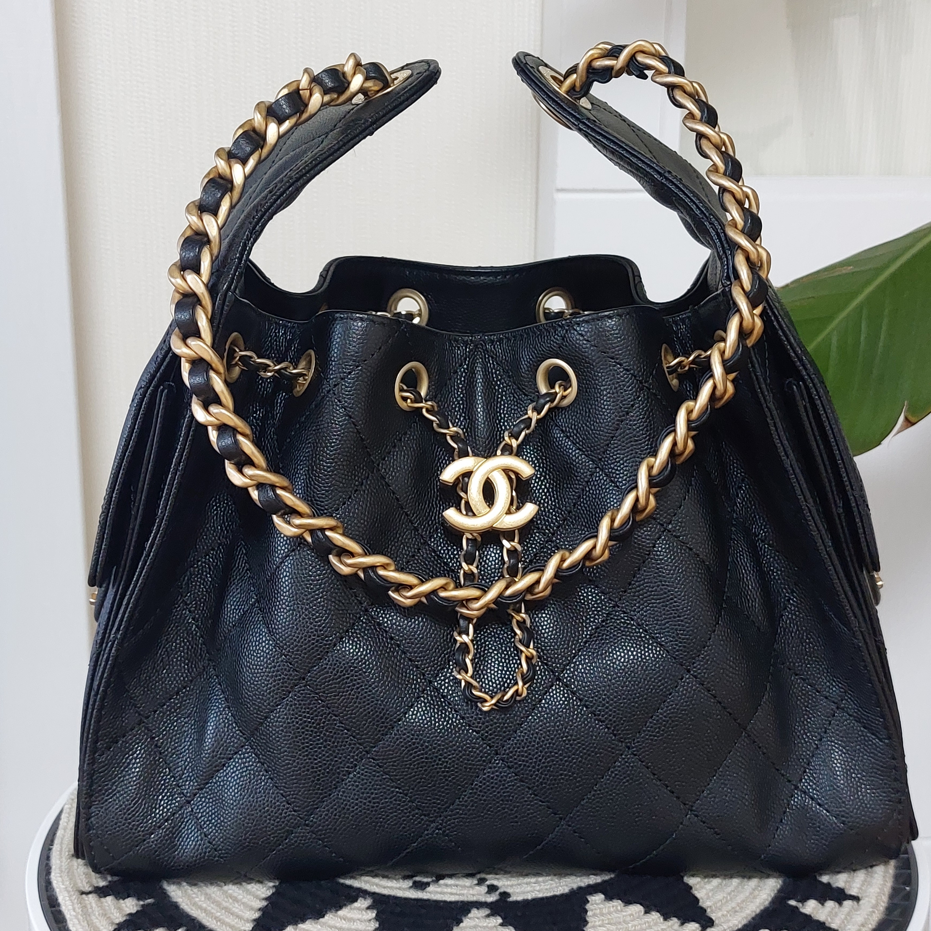 Chanel 25 Small Handbag Grained Calfskin & Gold Black 착용 스타일