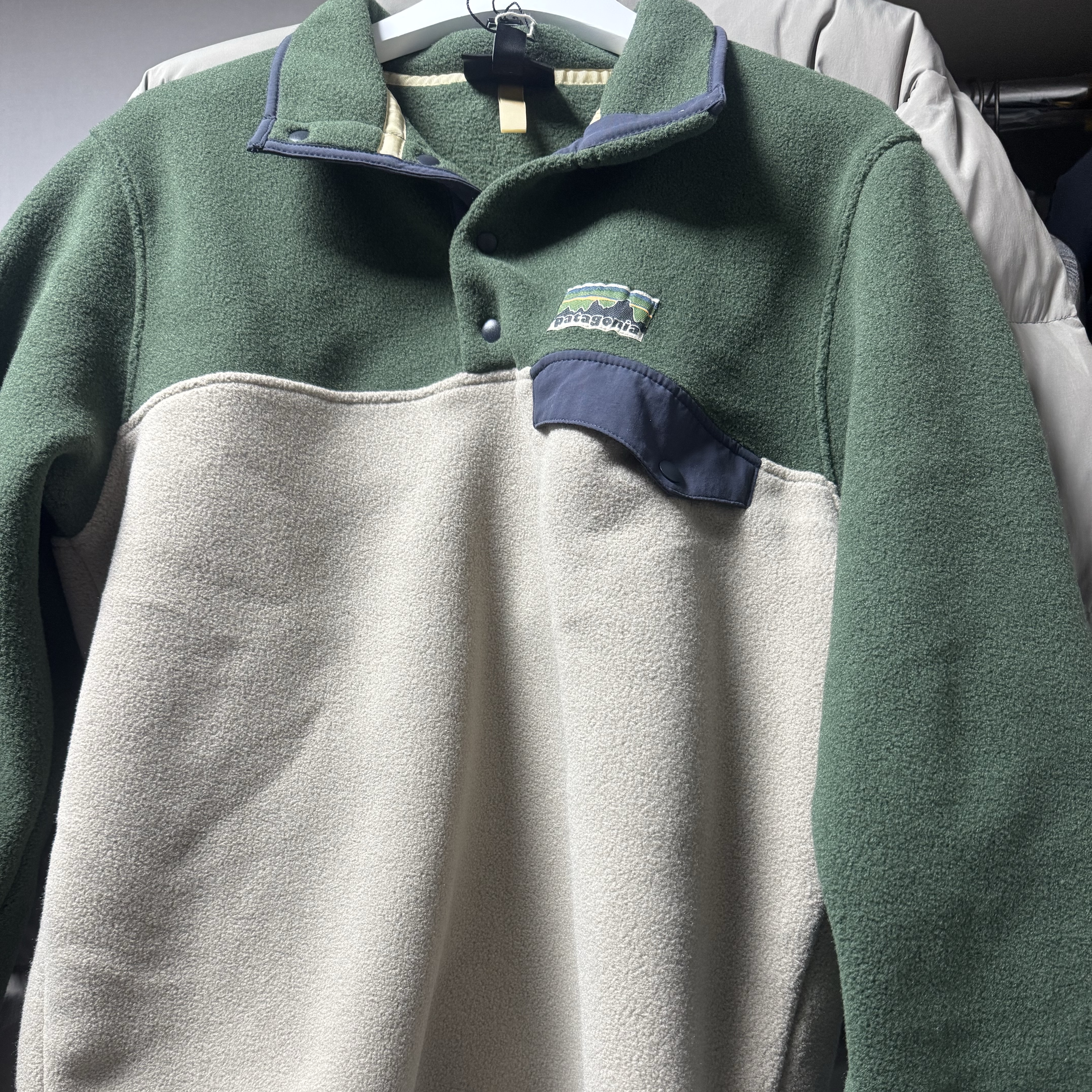Patagonia Lightweight Synchilla Snap-T Fleece Pullover Seabird Grey 착용 스타일