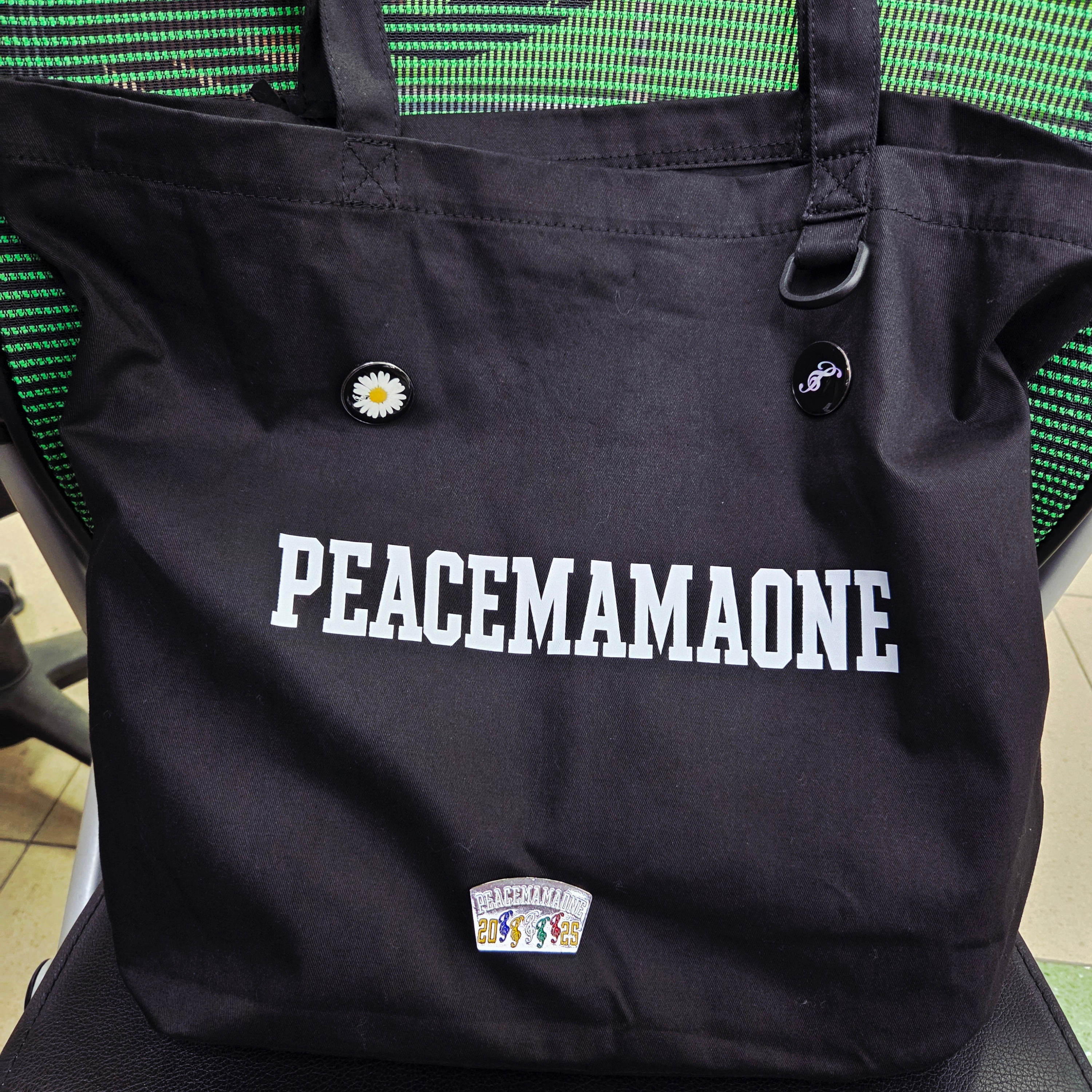 Peaceminusone x 2025 MAMA Awards Peacemamaone Eco Bag Black 착용 스타일 - 2