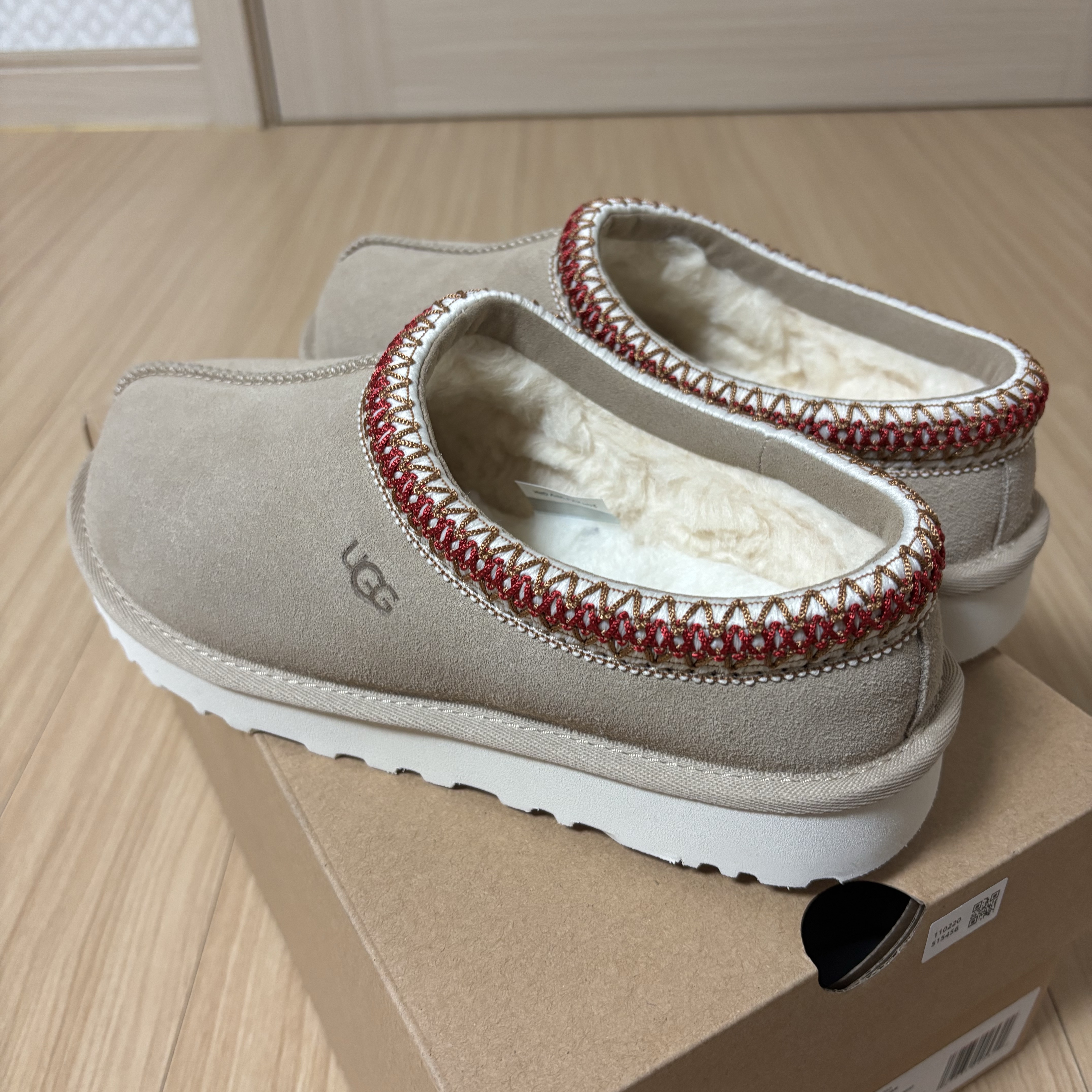 (W) UGG Tasman Slipper Sand Dark Cherry 착용 스타일 - 2