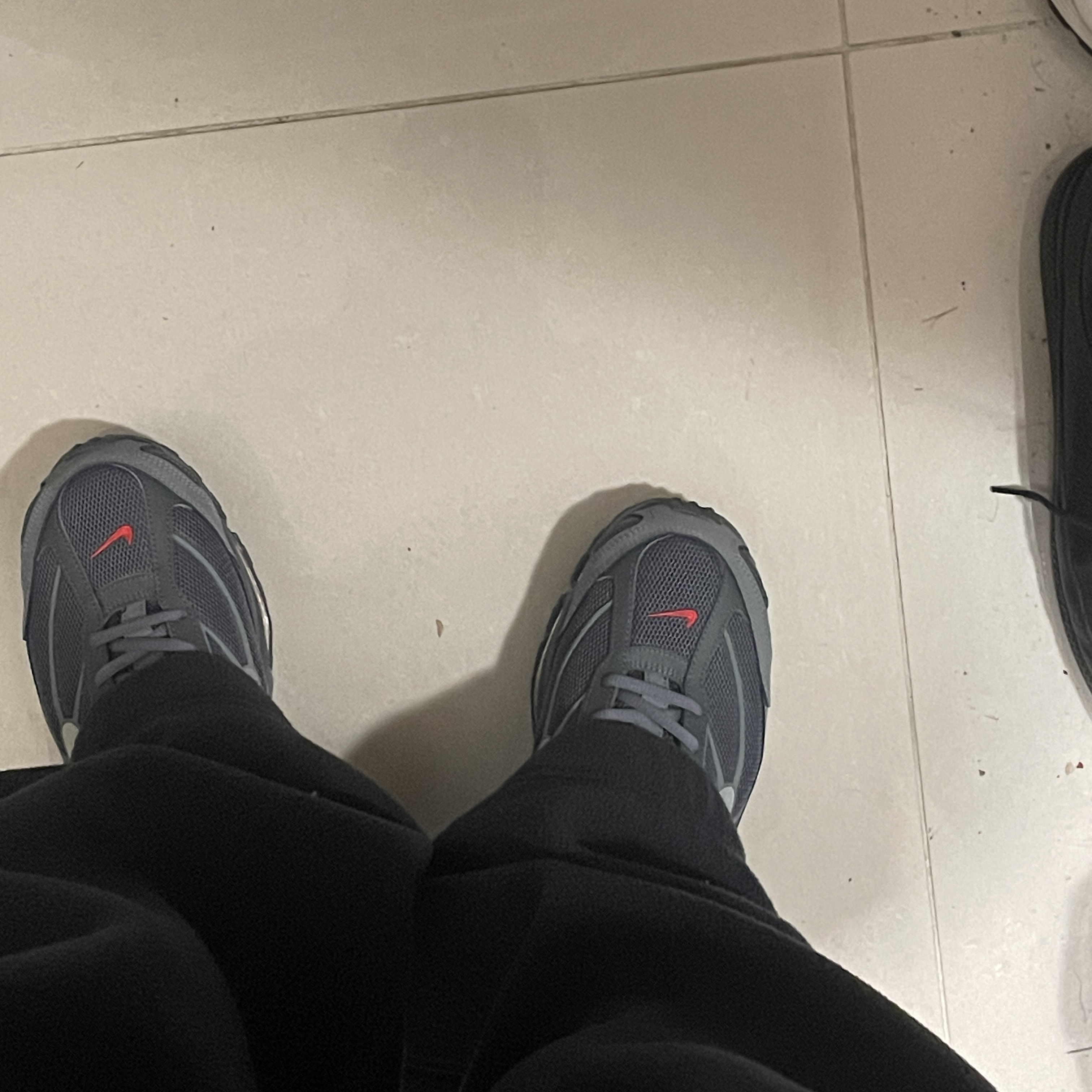 Nike Shox Ride 2 Smoke Grey University Red 착용 스타일