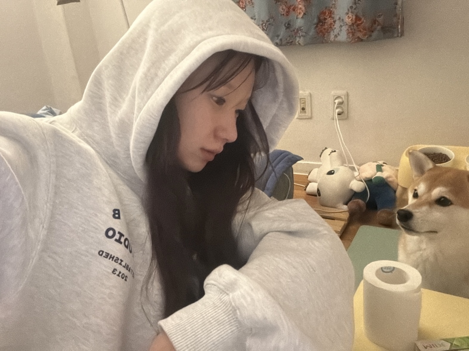 IAB Studio 25 Hoodie Light Gray Navy 착용 스타일