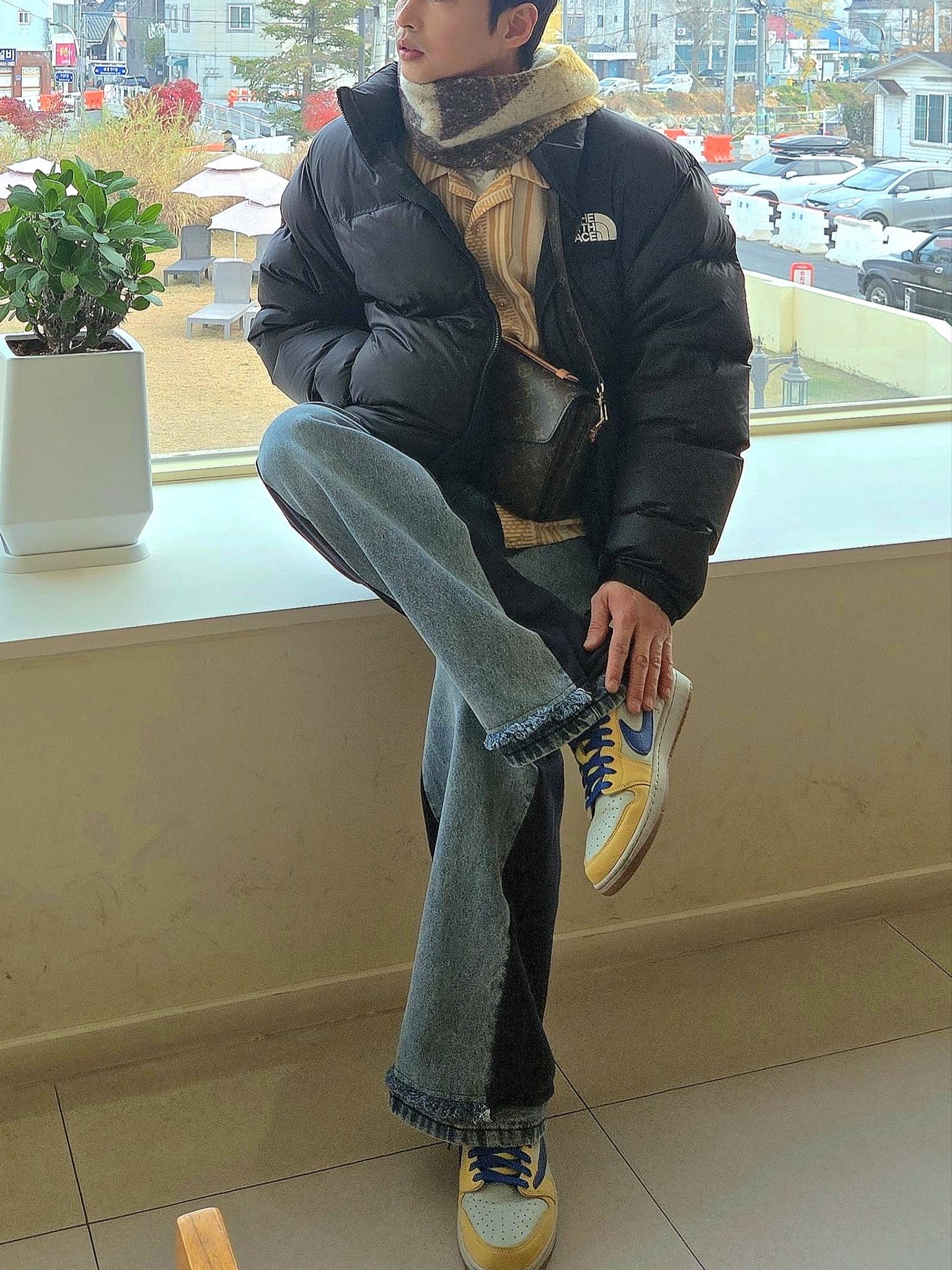 (W) Jordan 1 x Travis Scott Retro Low OG SP Canary, The North Face 1996 Eco Nuptse Jacket Black 착용 스타일 - 1