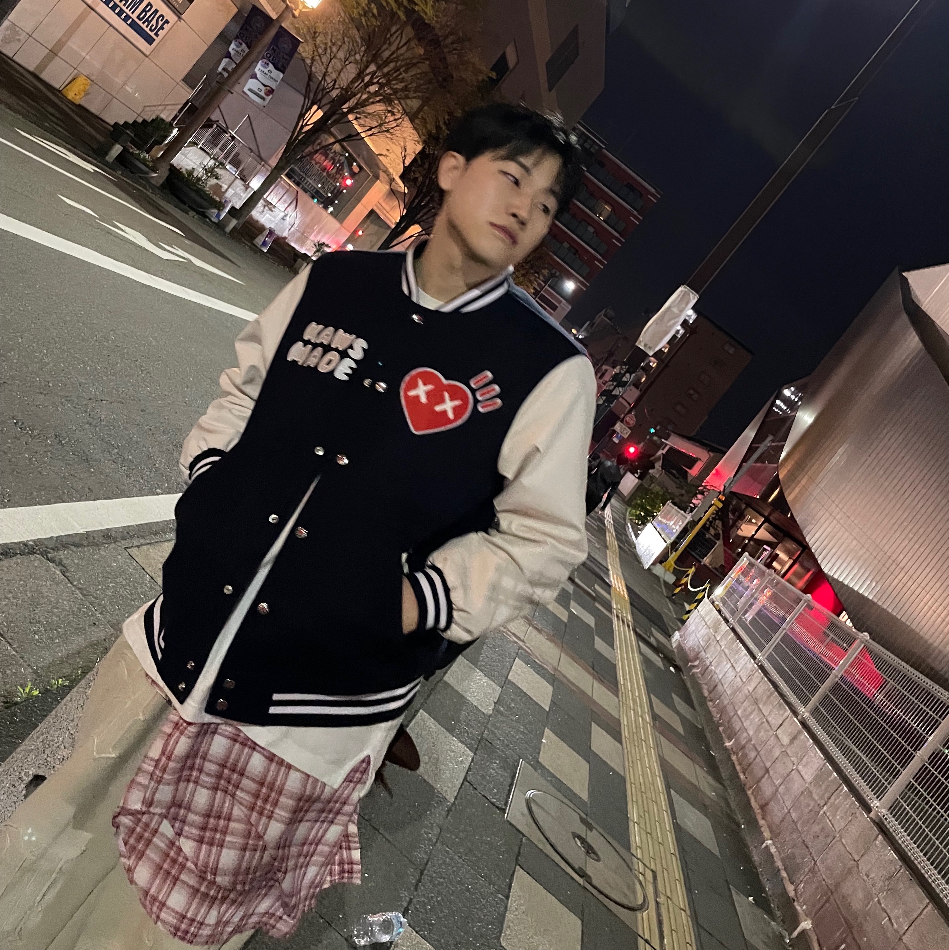 Human Made x Kaws Varsity Jacket Navy 착용 스타일 - 2