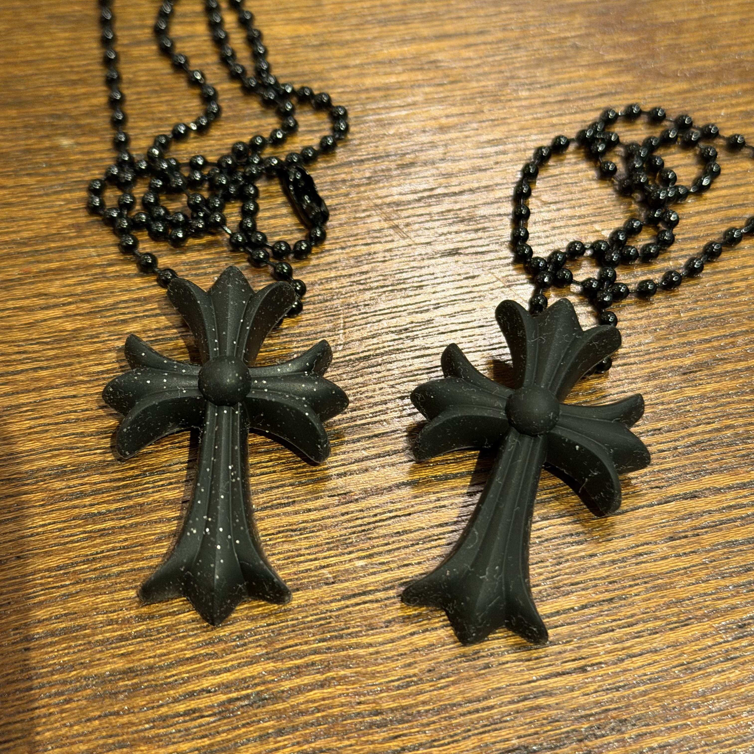 Chrome Hearts Bonennoisseur II Black Gold Plated, Chrome Hearts Silichrome CH Cross Pendant Black 2022/2023/2025 착용 스타일 - 3