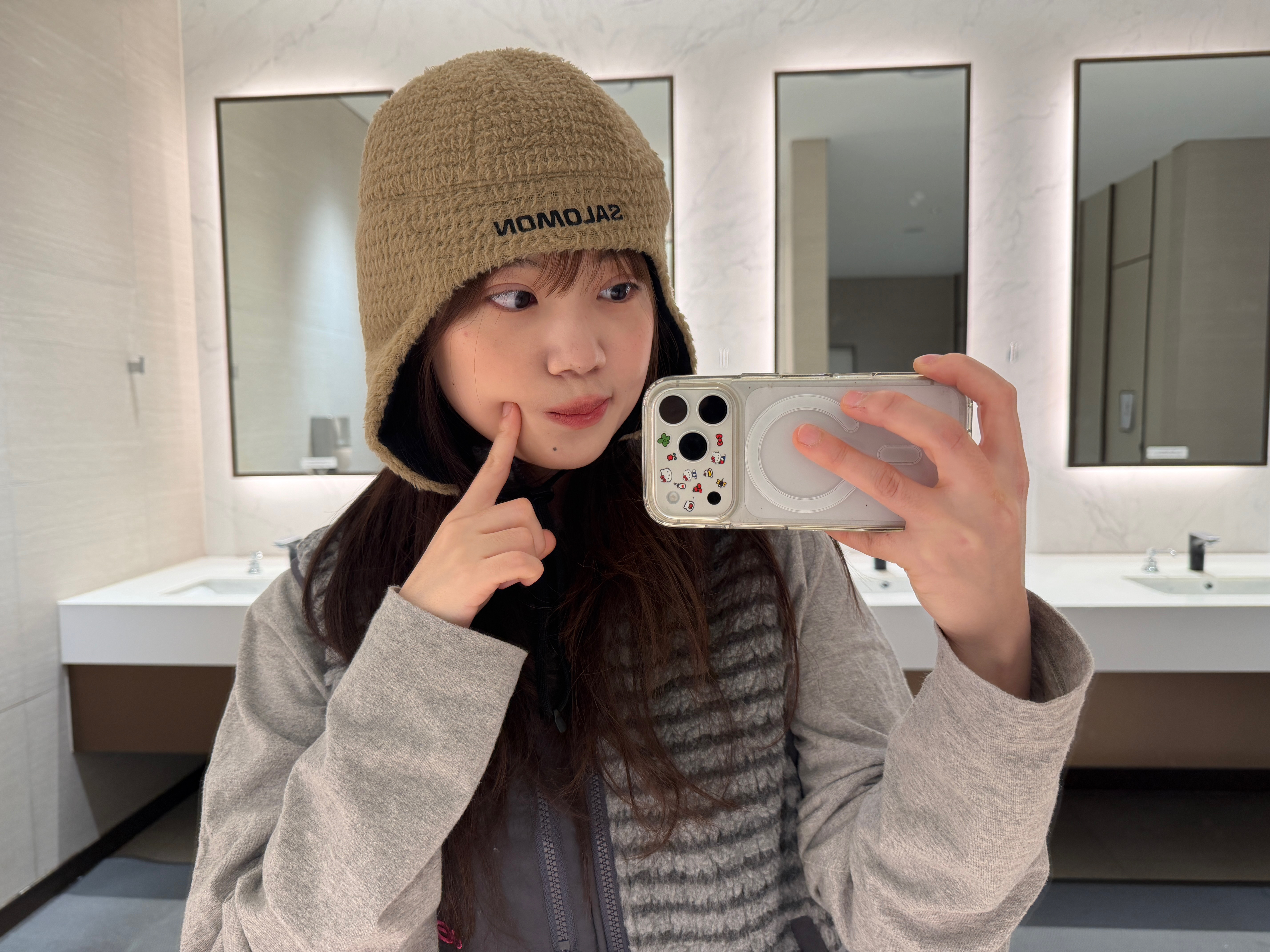 Salomon Sierra Fleece Beanie Mocha 착용 스타일