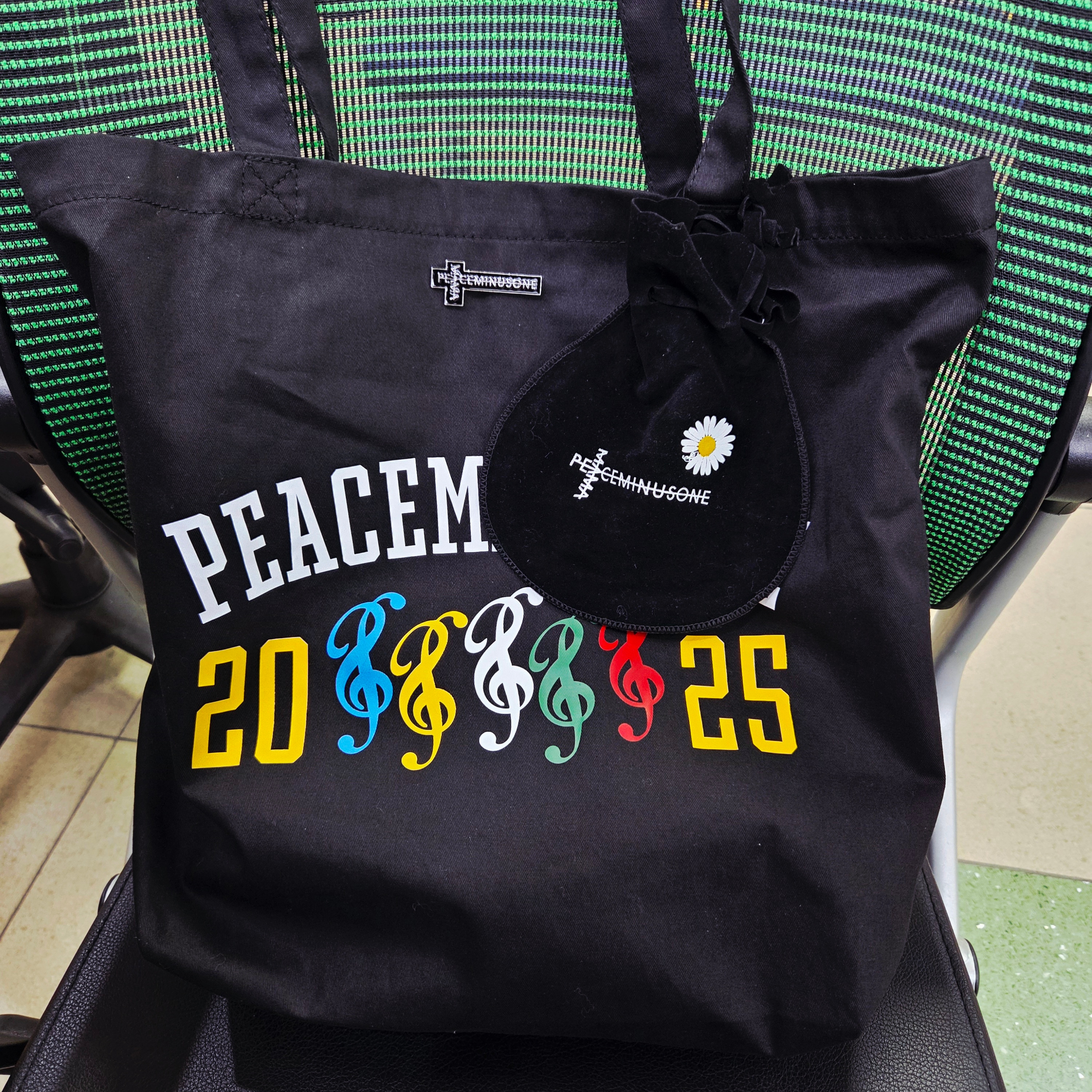 Peaceminusone x 2025 MAMA Awards Peacemamaone Eco Bag Black 착용 스타일 - 1