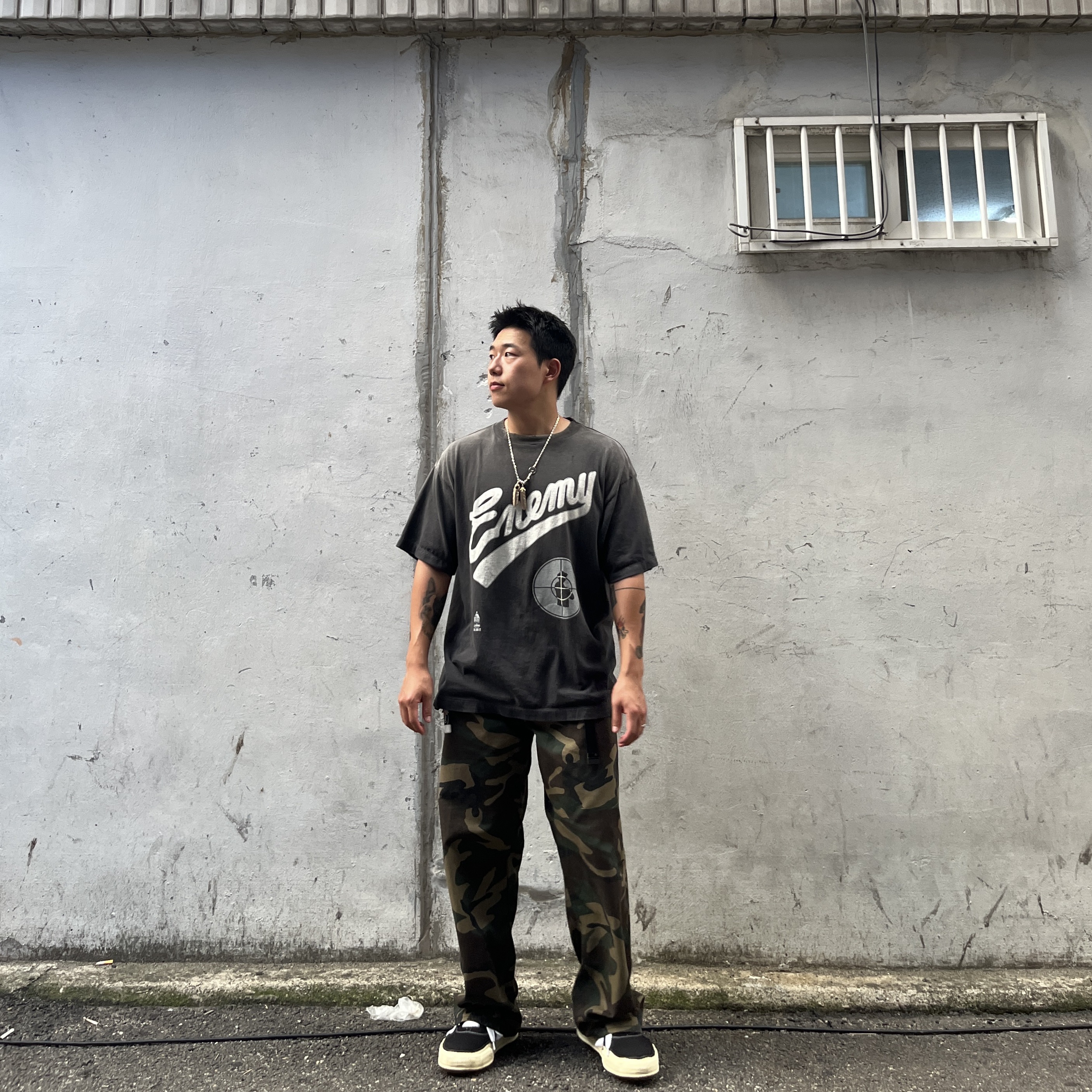 Maison Mihara Yasuhiro Baker OG Sole OD Canvas Low-top Sneakers Black, Saint Mxxxxxx x Public Enemy SNT Enemy S/S T-Shirt Black 착용 스타일 - 1