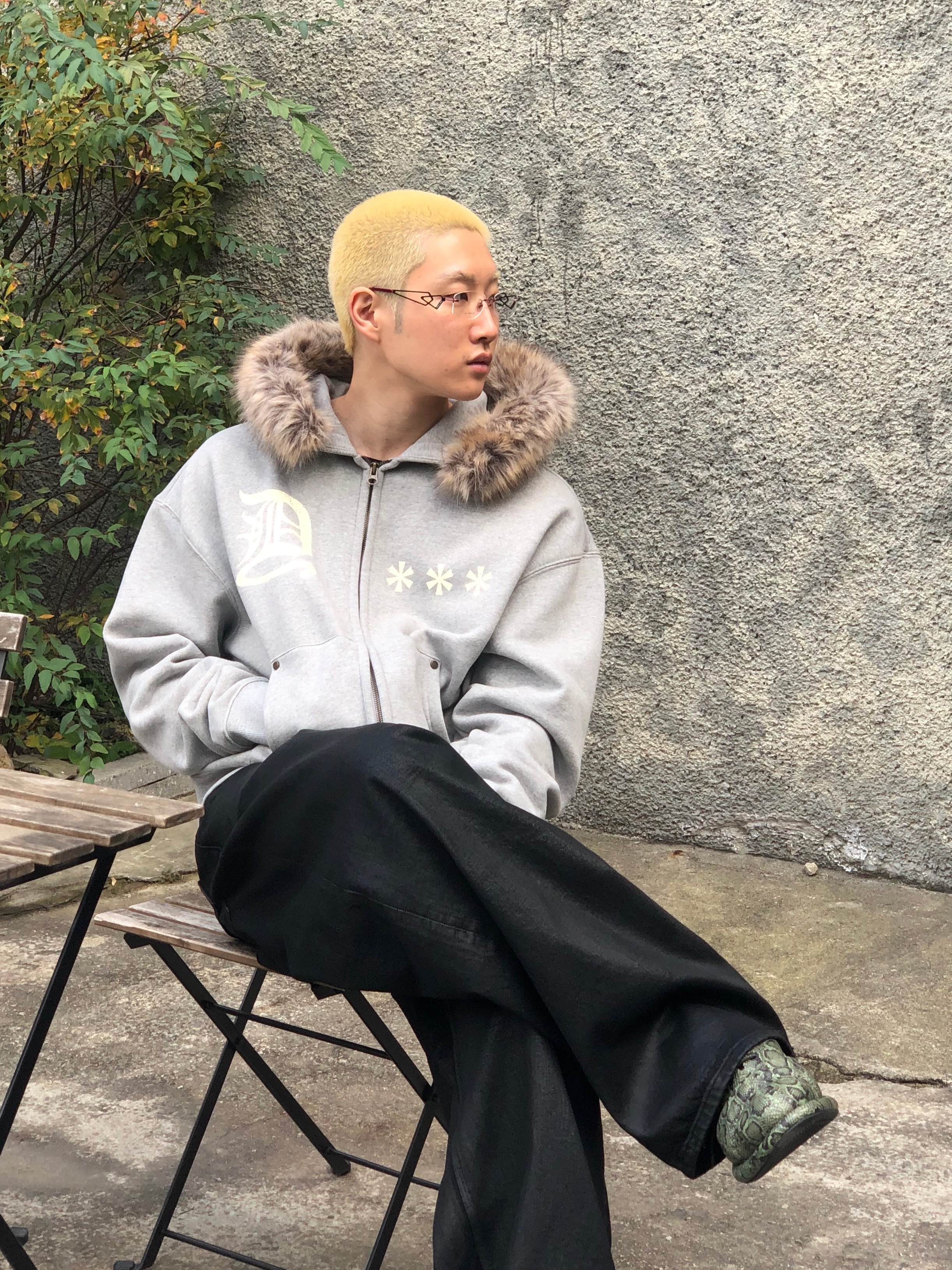 AMOU Fur Hoodie Zip Up Gray 착용 스타일 - 3