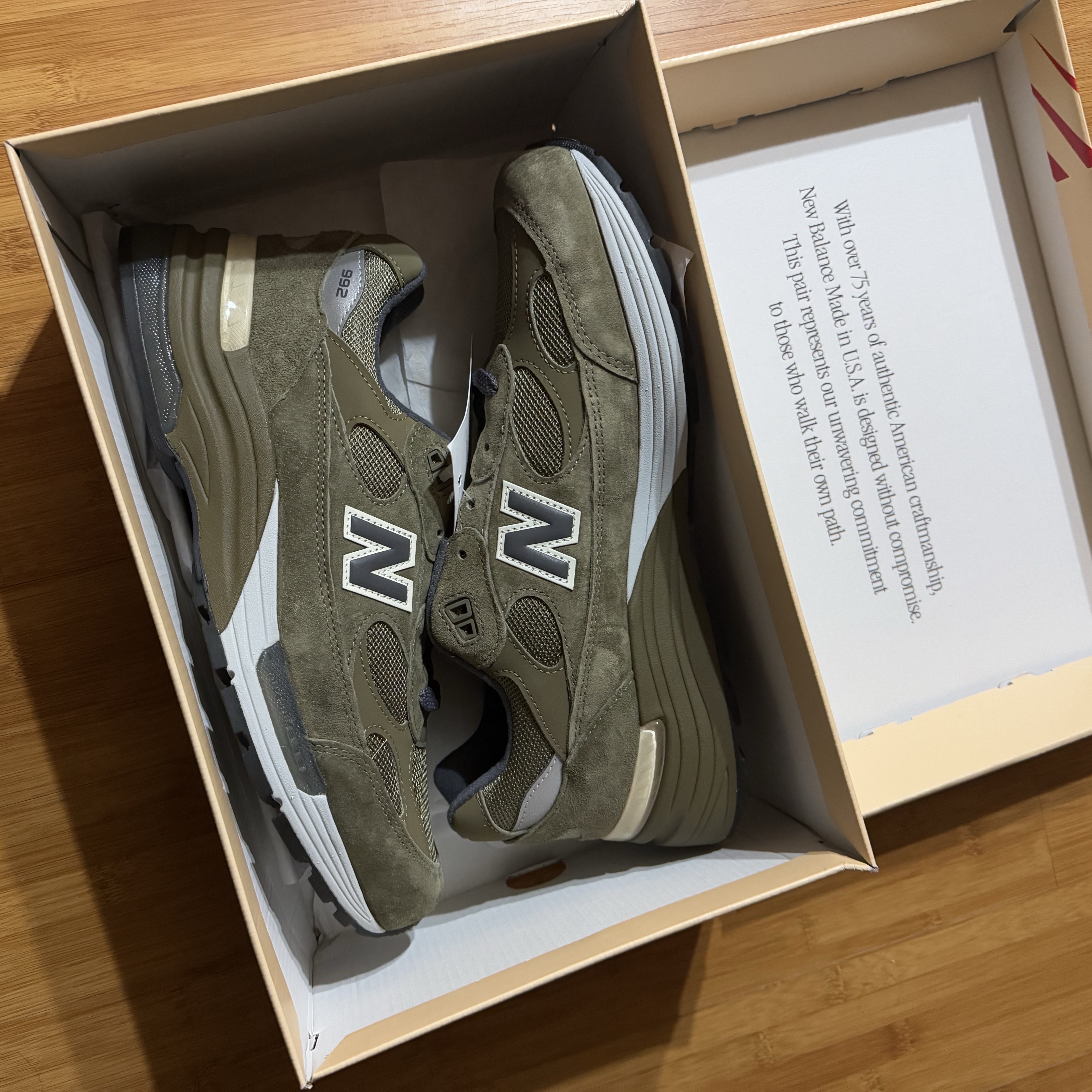 New Balance 992 Made in USA Dark Camo Covert Green - D Standard 착용 스타일 - 1