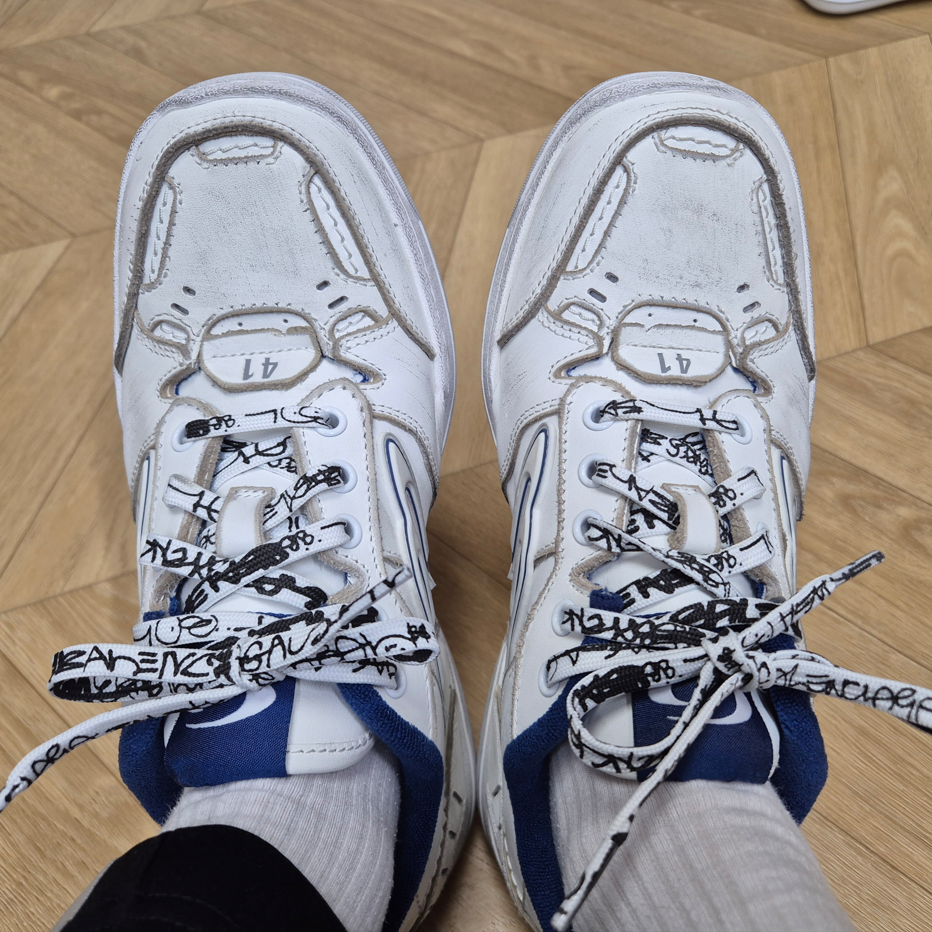 Balenciaga Hamptons Worn Out Sneakers White Dark Blue 착용 스타일 - 4