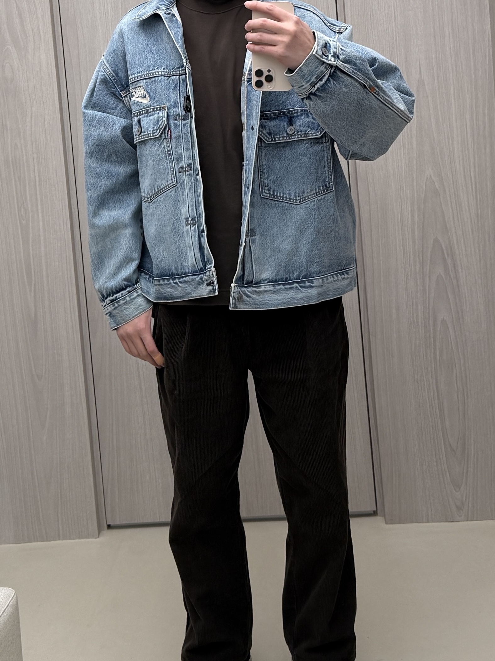 Levi's x Nike Trucker Jacket Light Blue 착용 스타일 - 2