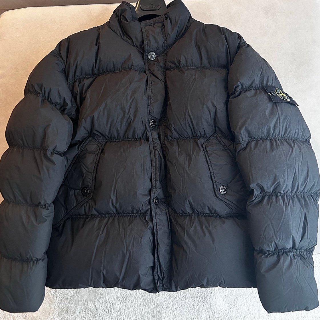 Stone Island 40123 Garment Dyed Crinkle Reps R-NY Down Jacket Black - 24FW 착용 스타일
