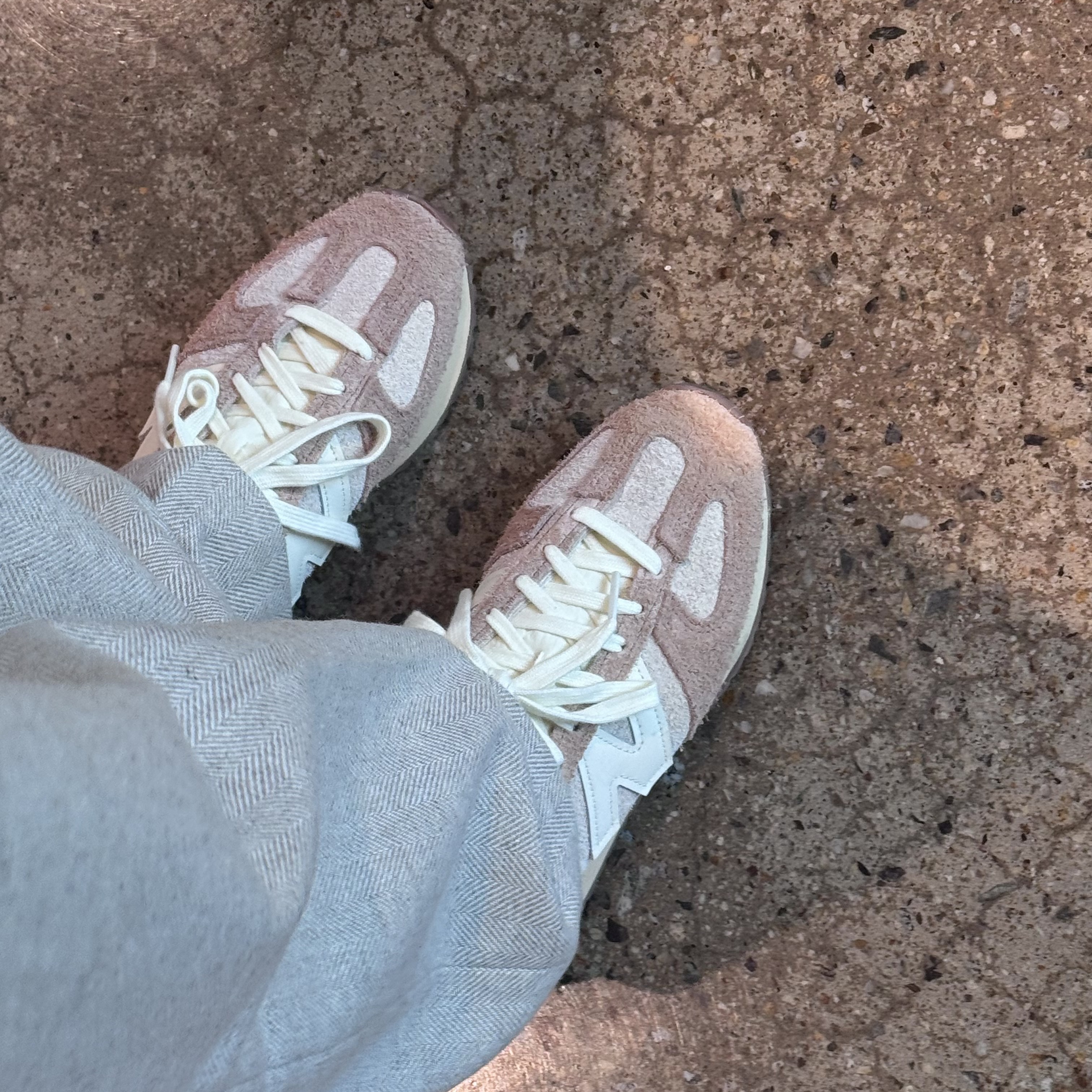 New Balance 471 Bisque Flat Taupe 착용 스타일