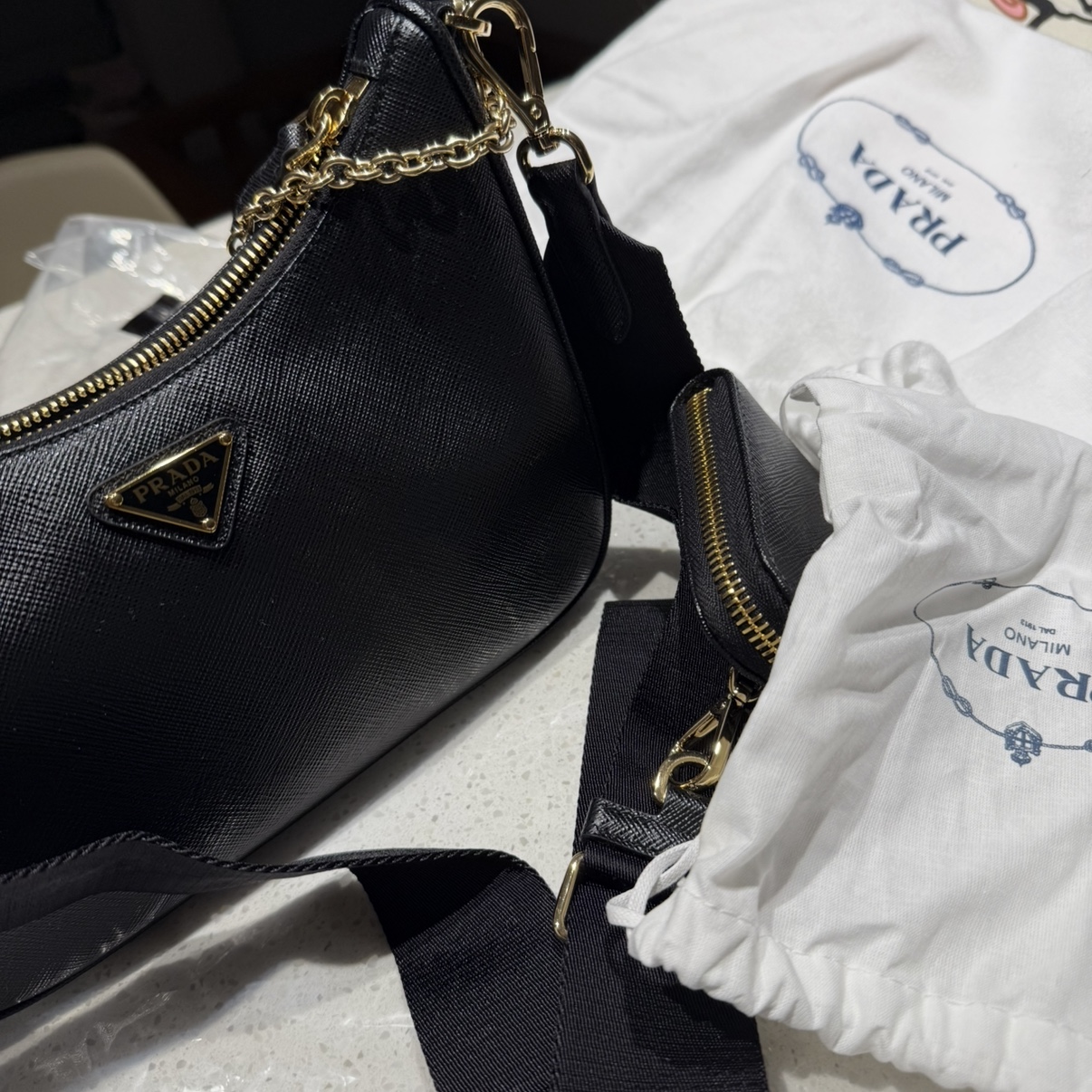Prada Re-Edition 2005 Saffiano Leather Shoulder Bag Black 착용 스타일