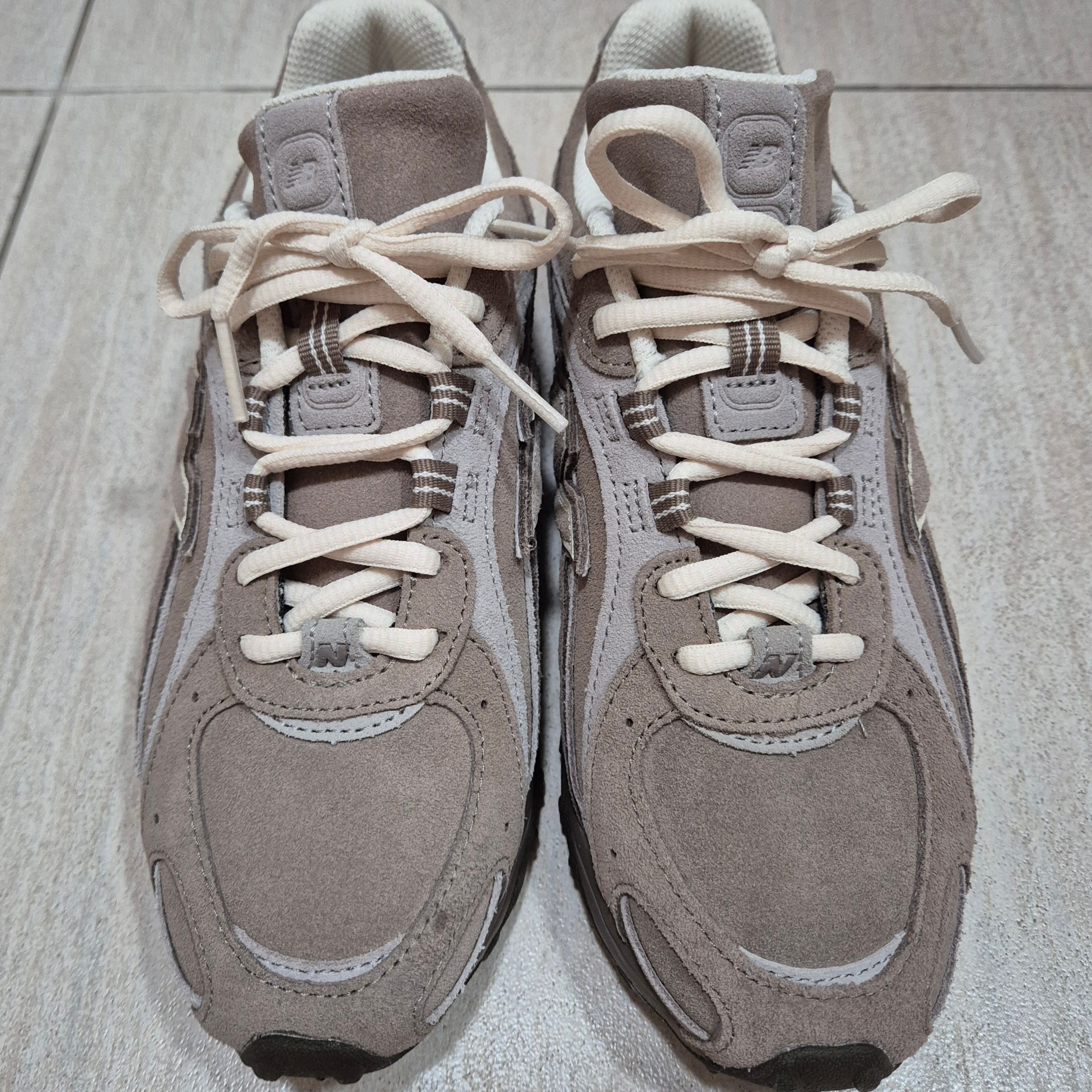 New Balance 204L Suede Mushroom Arid Stone 착용 스타일 - 1