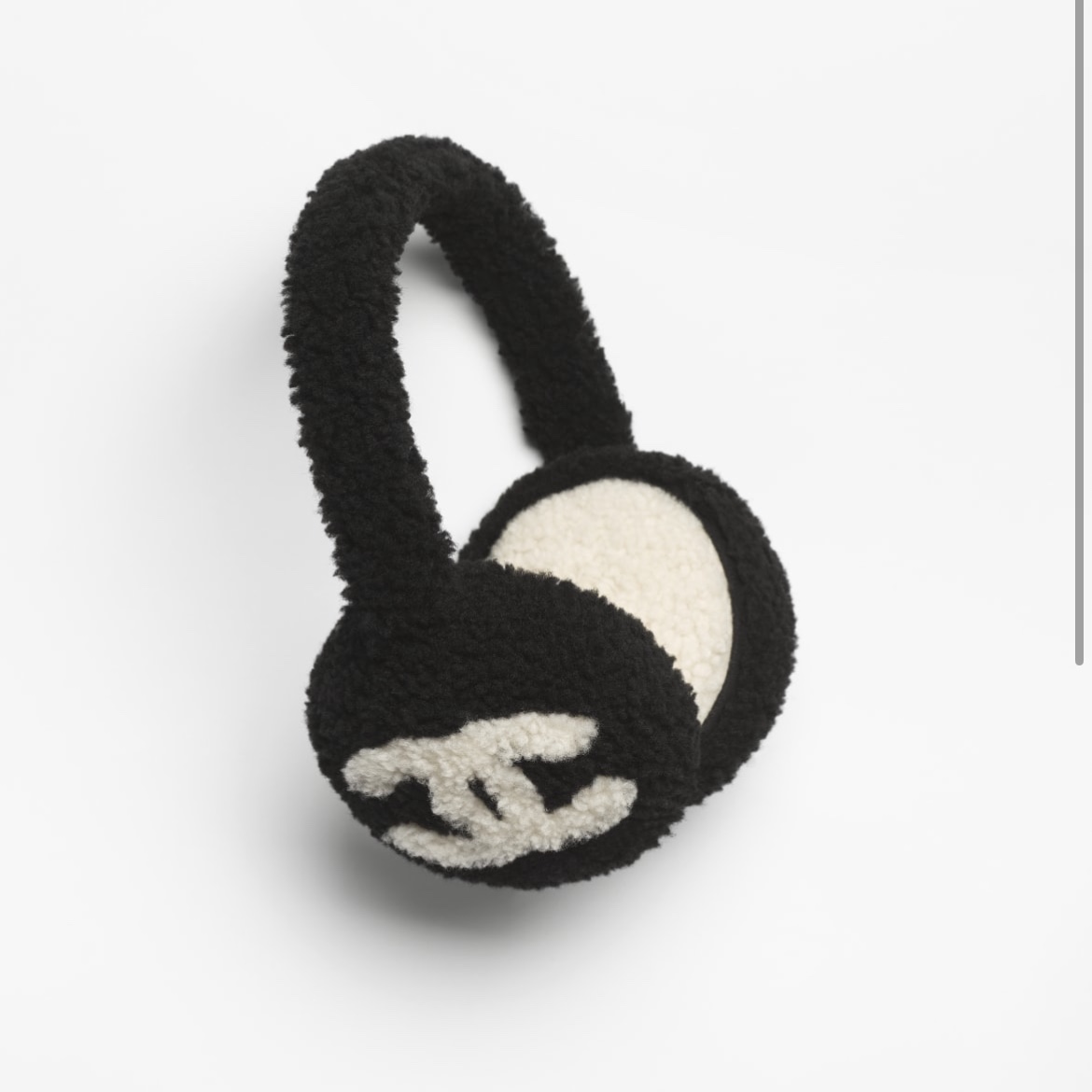 Chanel Earmuffs Shearling Lambskin Black Ecru 착용 스타일