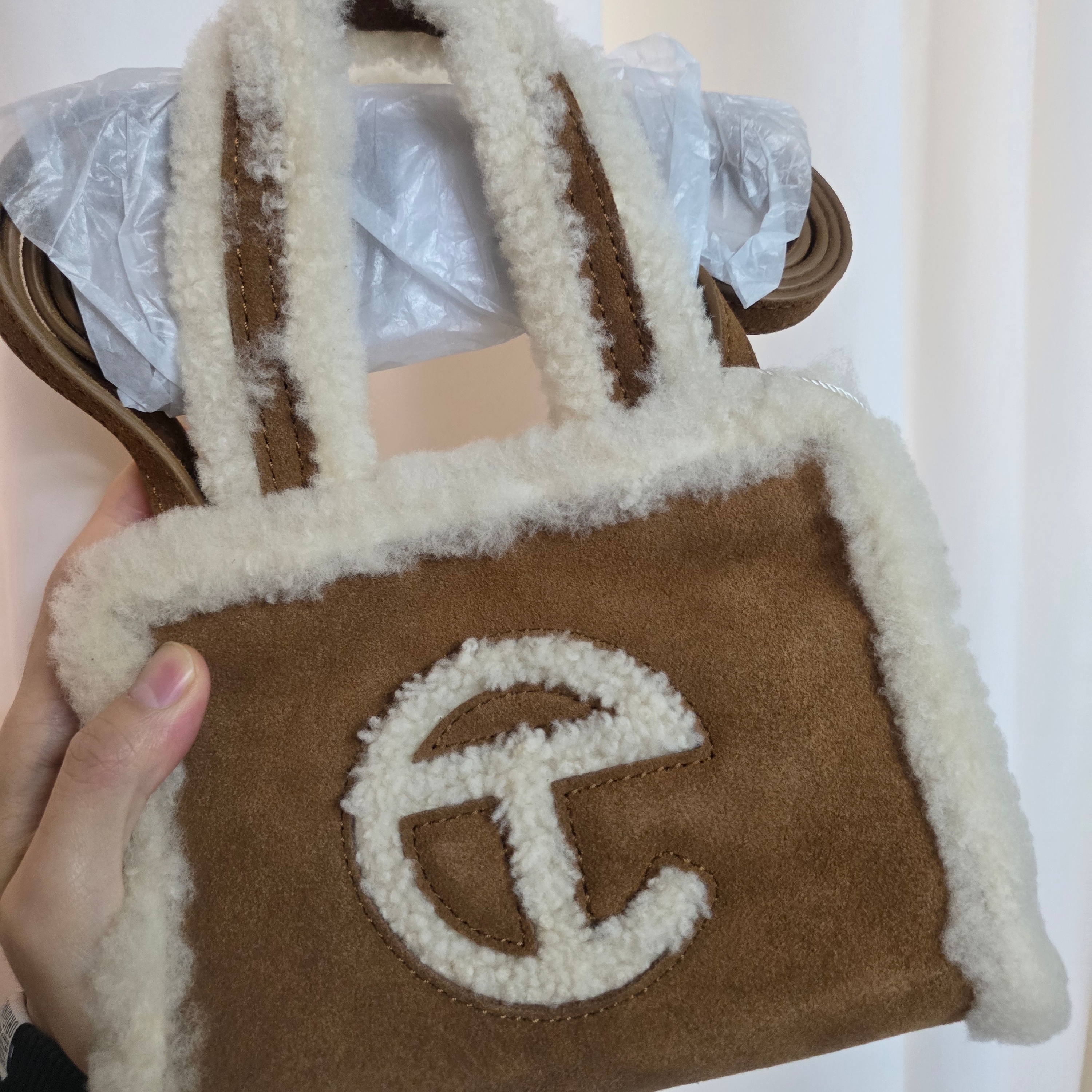 Telfar Small Shearling Shopper Bag Roasted Chestnut, Telfar x UGG Small Shopping Bag Chestnut 착용 스타일 - 1