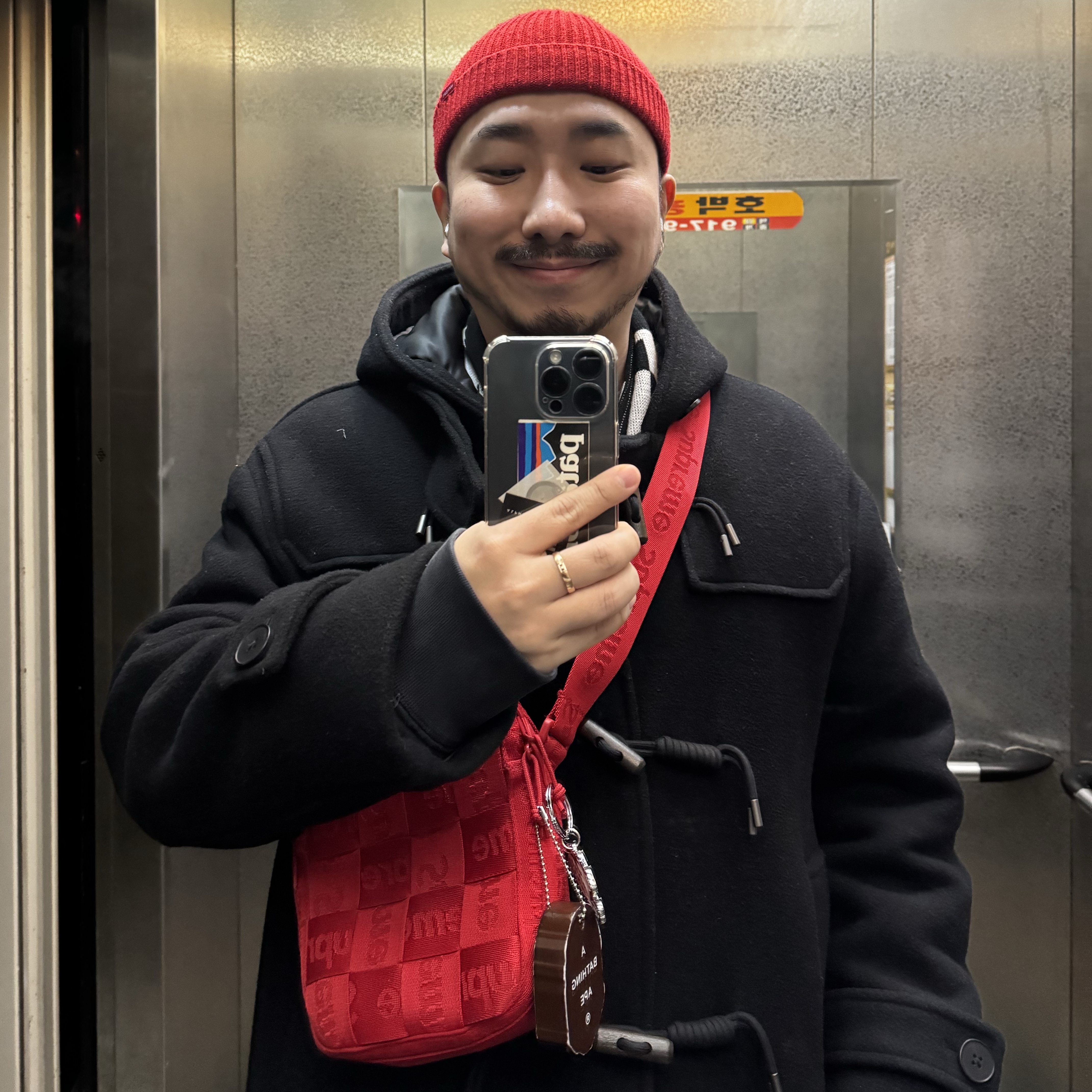 Supreme Woven Shoulder Bag Red - 23SS, BAPE Ape Head Keychain (Vinyl Acetate) 착용 스타일