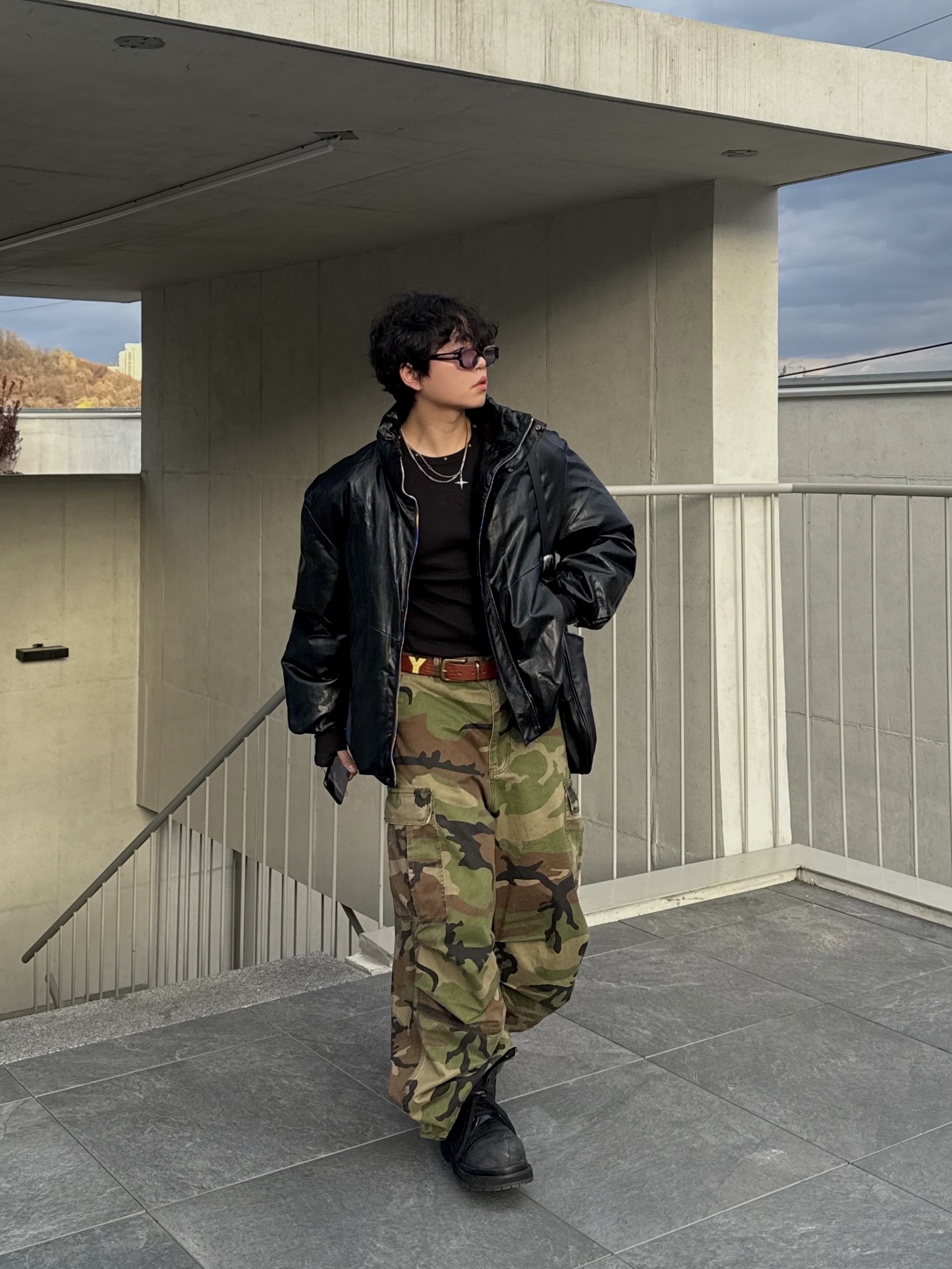 Stussy Metal S Tip Belt Desert, Haleine Molten Cross Necklace Silver (WA302) 착용 스타일 - 1