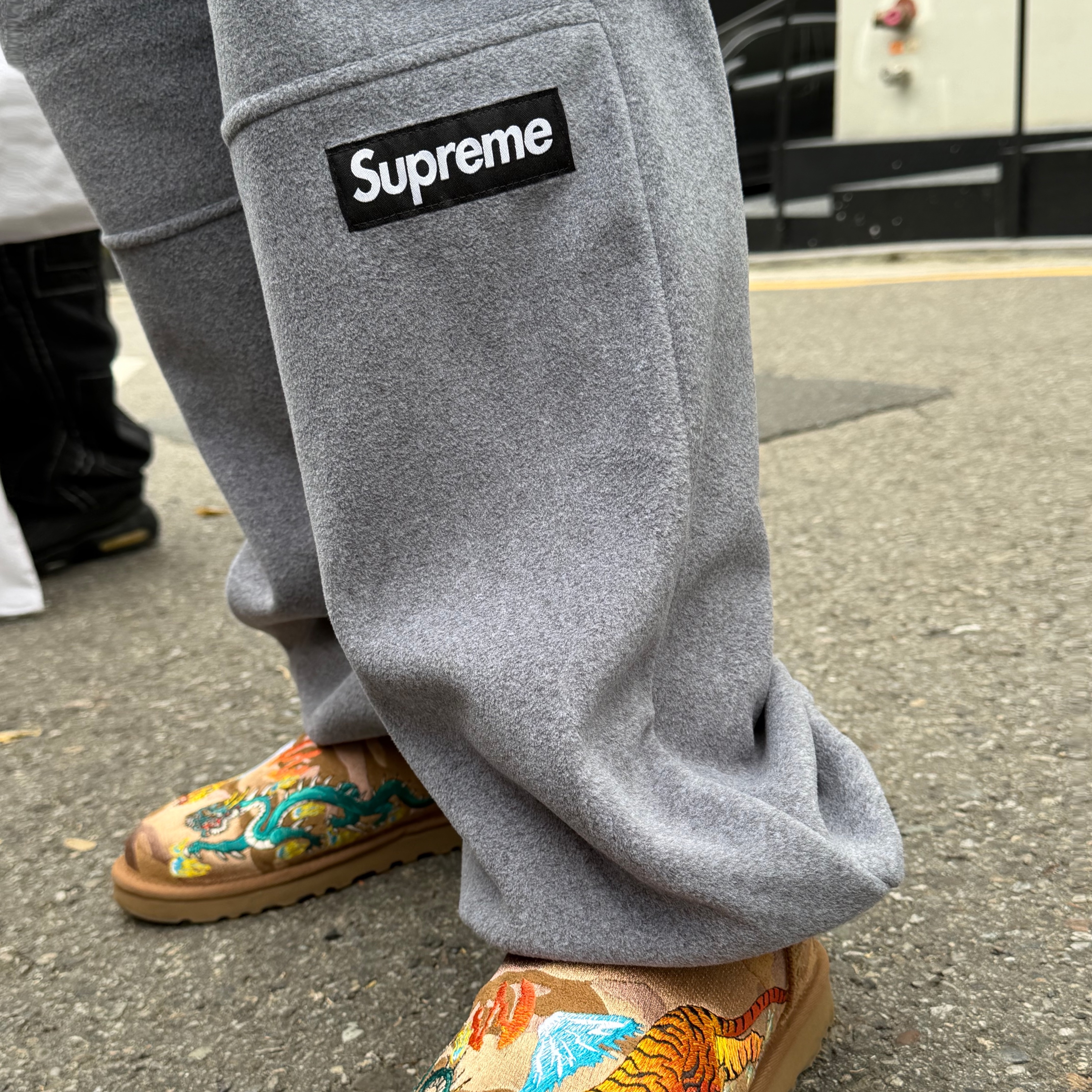 Supreme Polartec Pant Grey - 25FW, UGG x Palace Ultra Mini Boot Chestnut Camo 착용 스타일