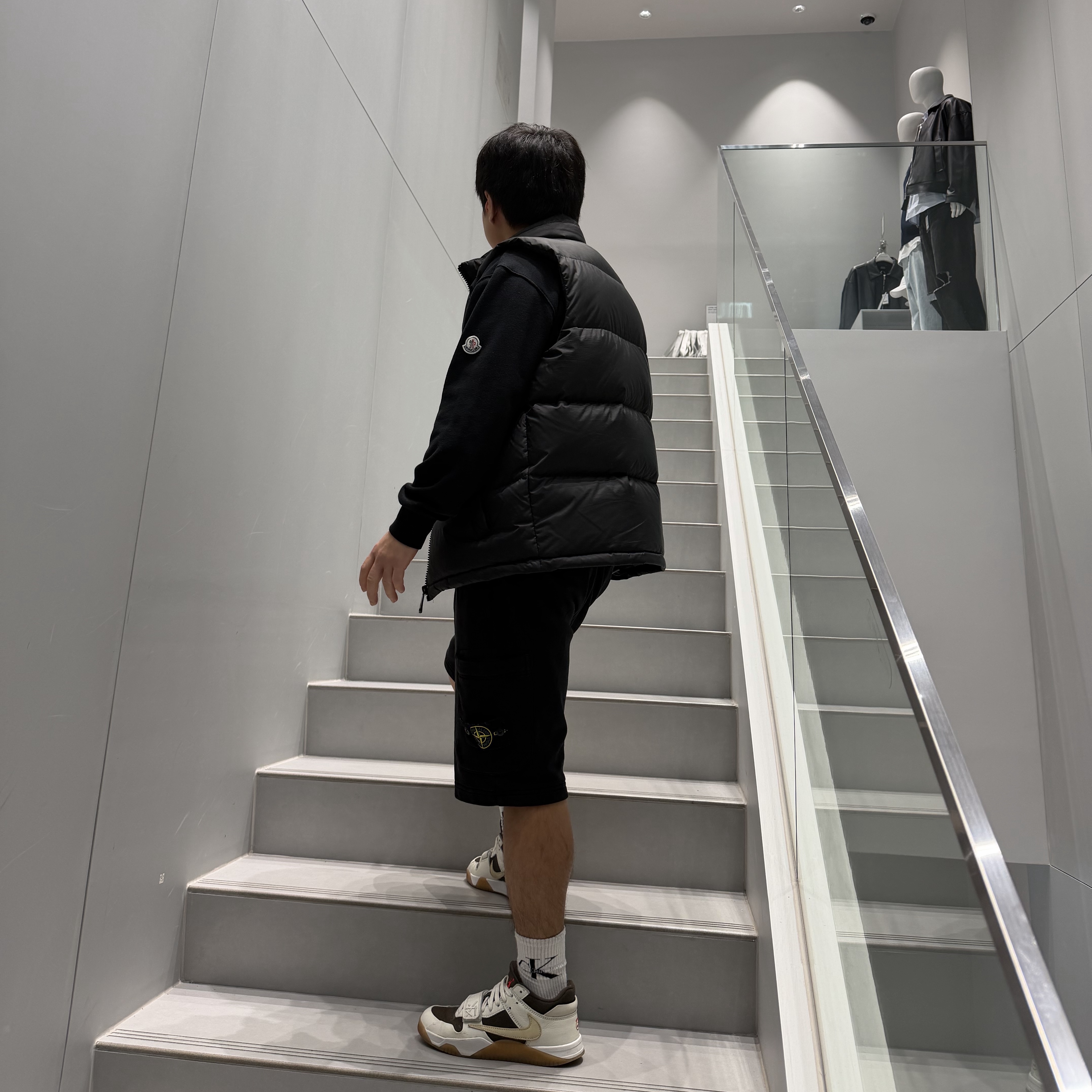 Jordan x Travis Scott Jumpman Jack TR Sail and Dark Mocha, Stone Island 6200012 Organic Cotton Fleece Pocket Details Cargo Bermuda Shorts Black - 25SS 착용 스타일