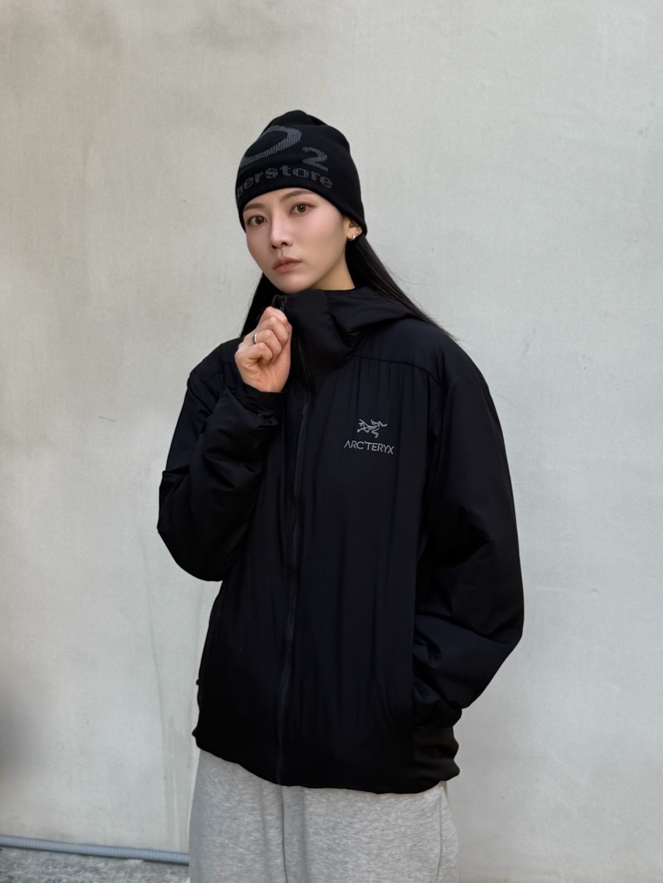 Arc'teryx Atom Hoody Black 착용 스타일 - 1
