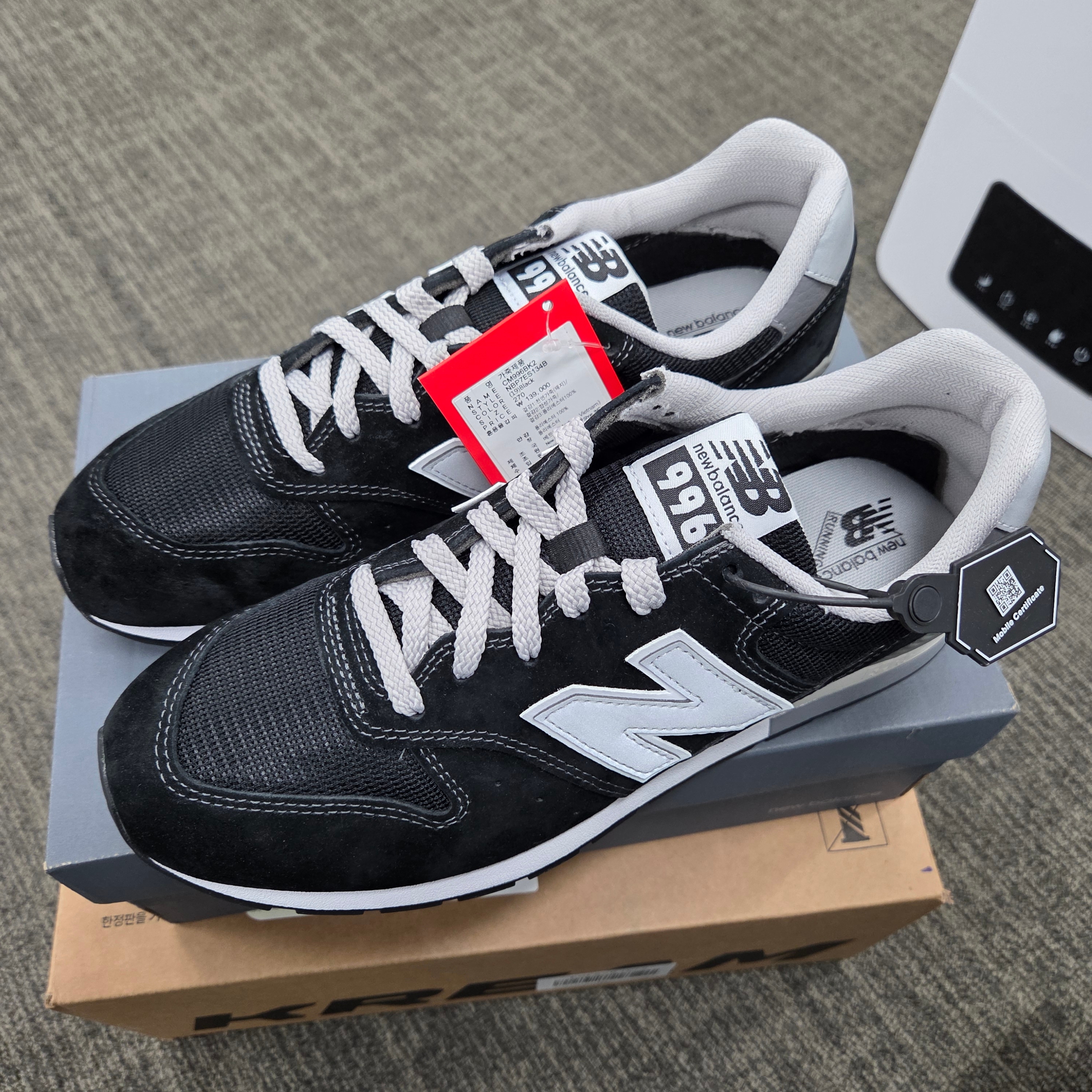 New Balance 996 Black Silver 착용 스타일 - 2