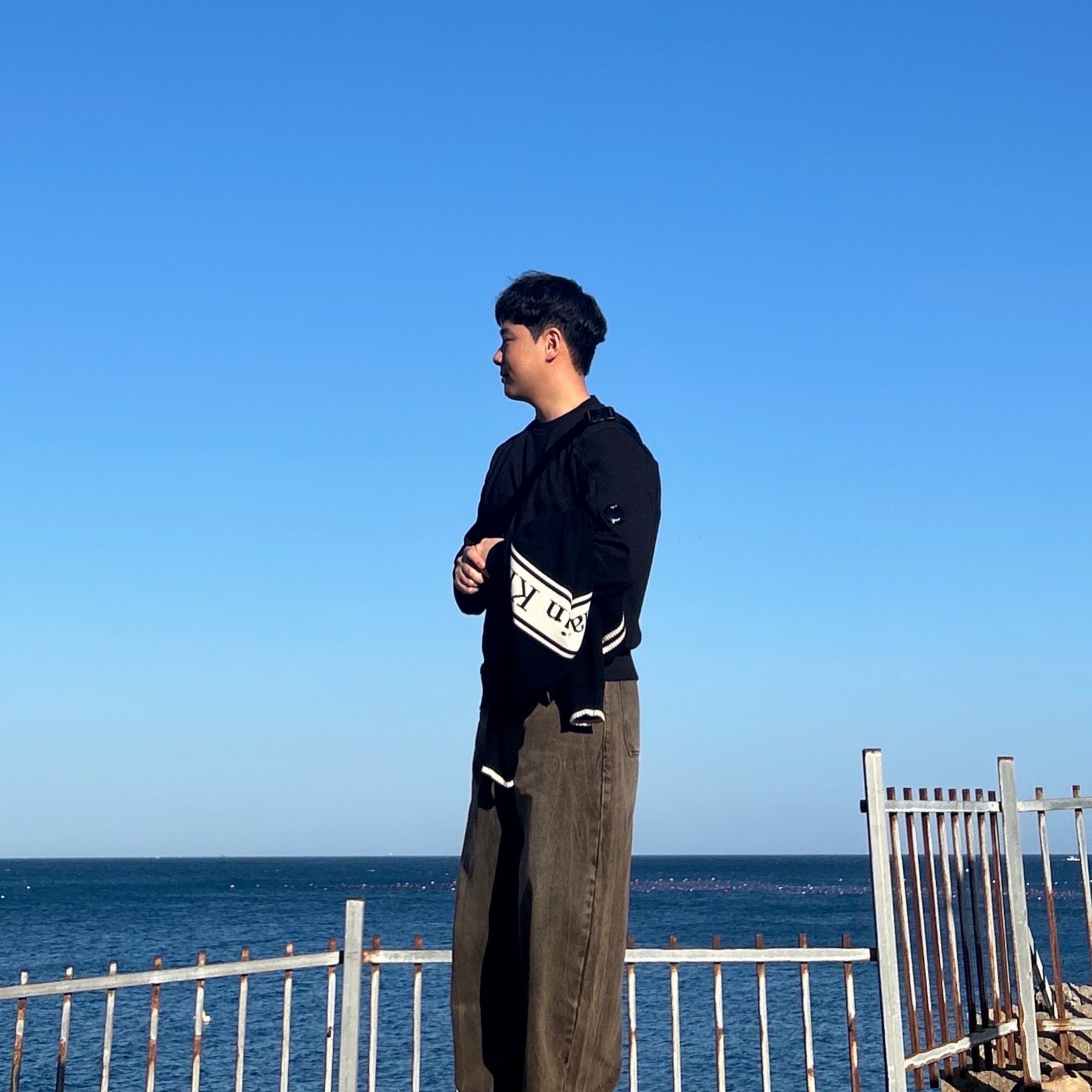 C.P. Company Lens Wappen Cotton Sweatshirt Black - 25SS, Millo Archive Reflect Curved Pants Washed Brown 착용 스타일 - 3