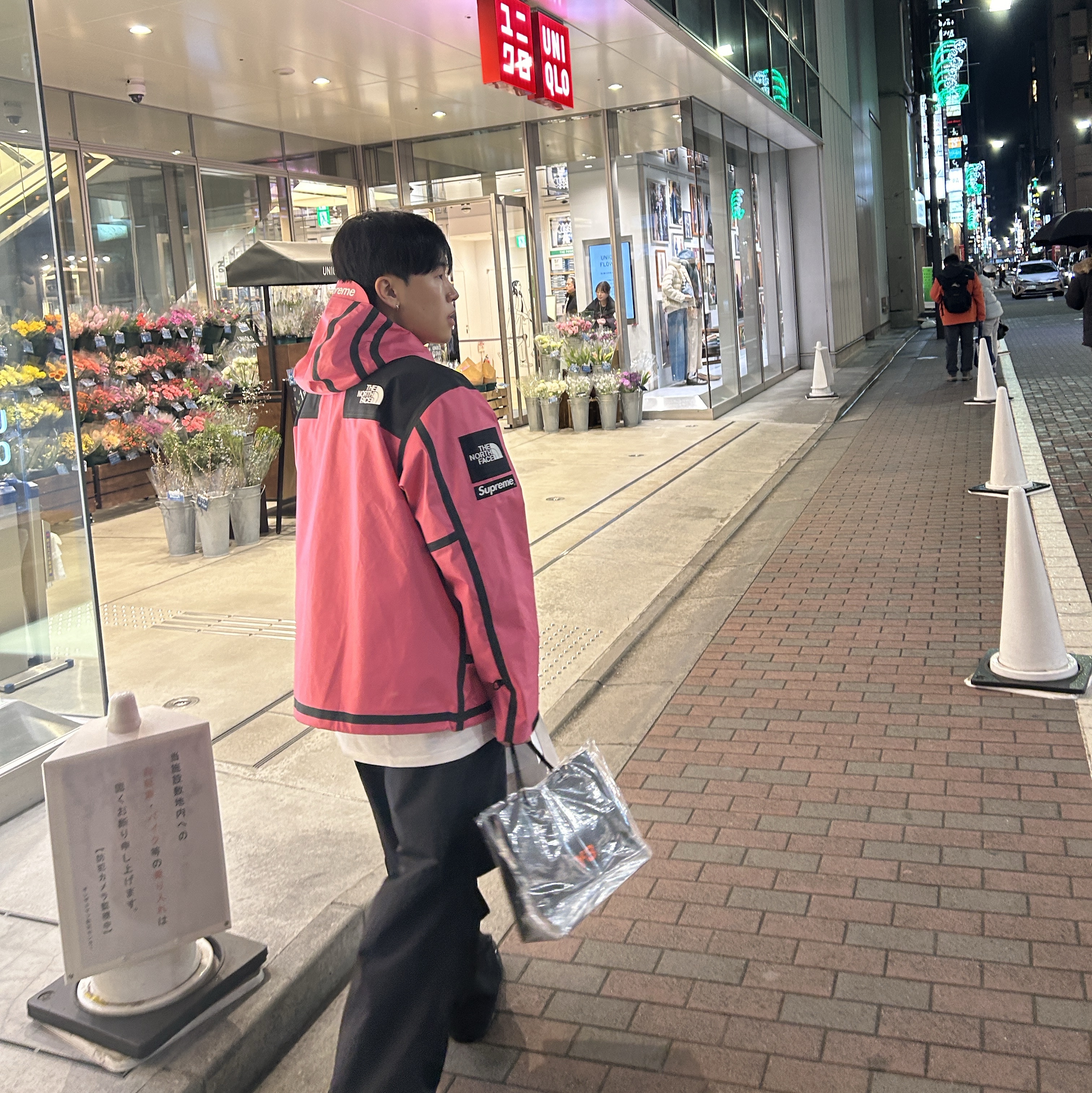 Supreme x The North Face Summit Series Outer Tape Seam Jacket Pink - 21SS, Apple AirPods Max Lightning Silver (Korean Ver.) 착용 스타일 - 2