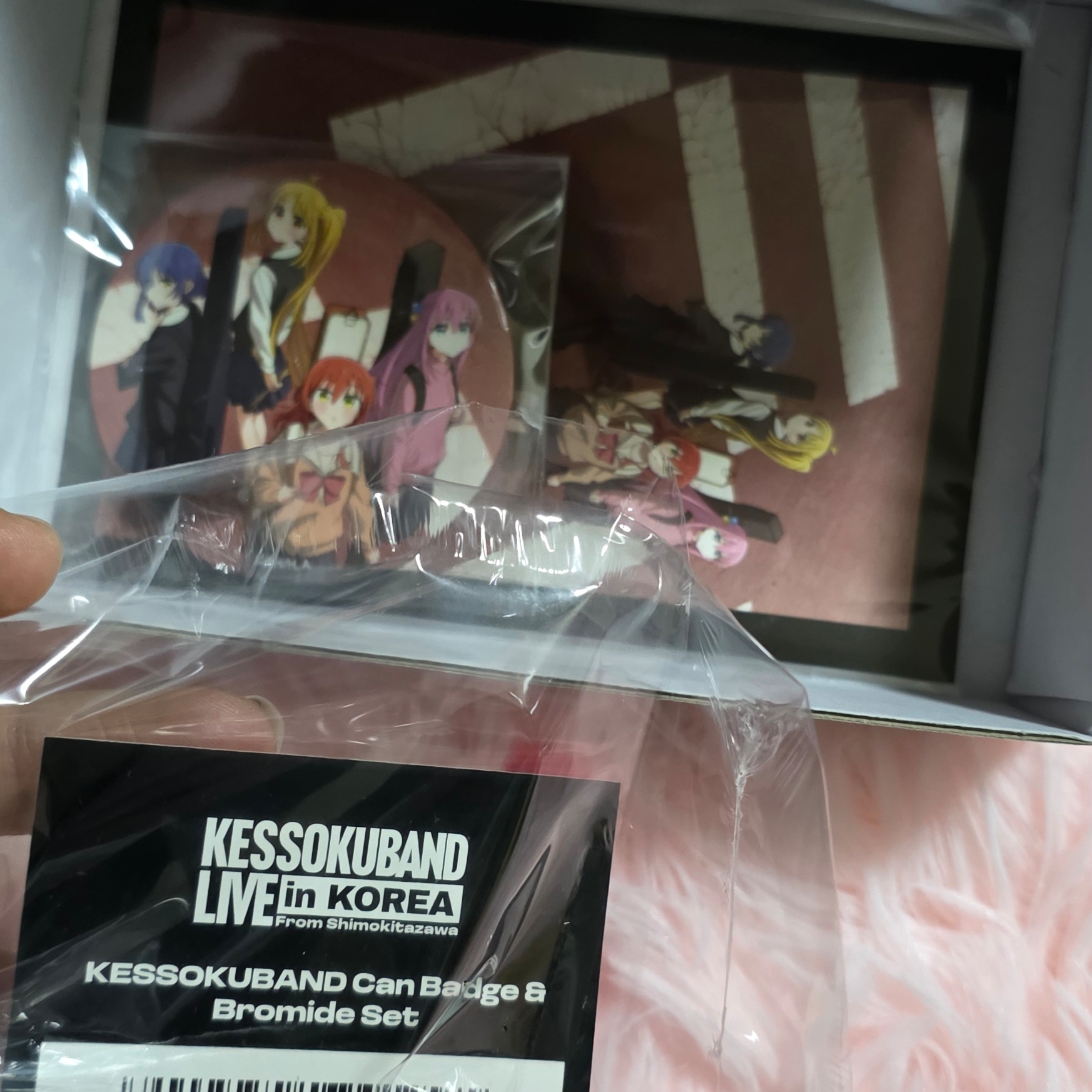 KESSOKUBAND Can Badge & Bromide Set 착용 스타일
