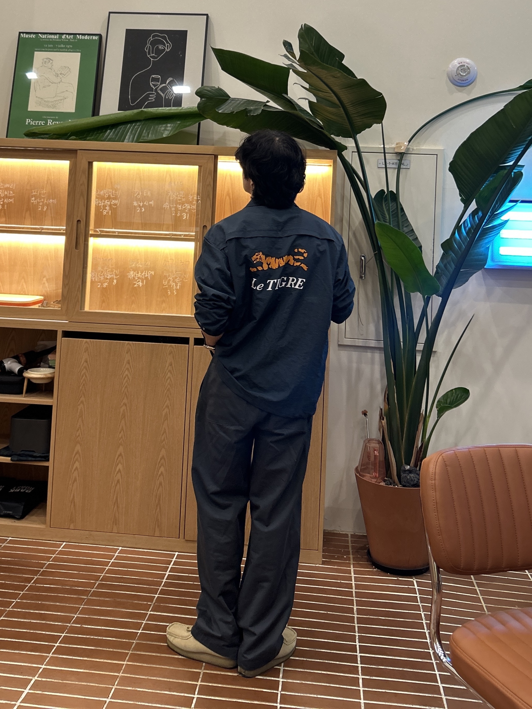 Le TIGRE Modern Coach jacket Light Navy, Le TIGRE Classic Chino pants Graphite 착용 스타일 - 2