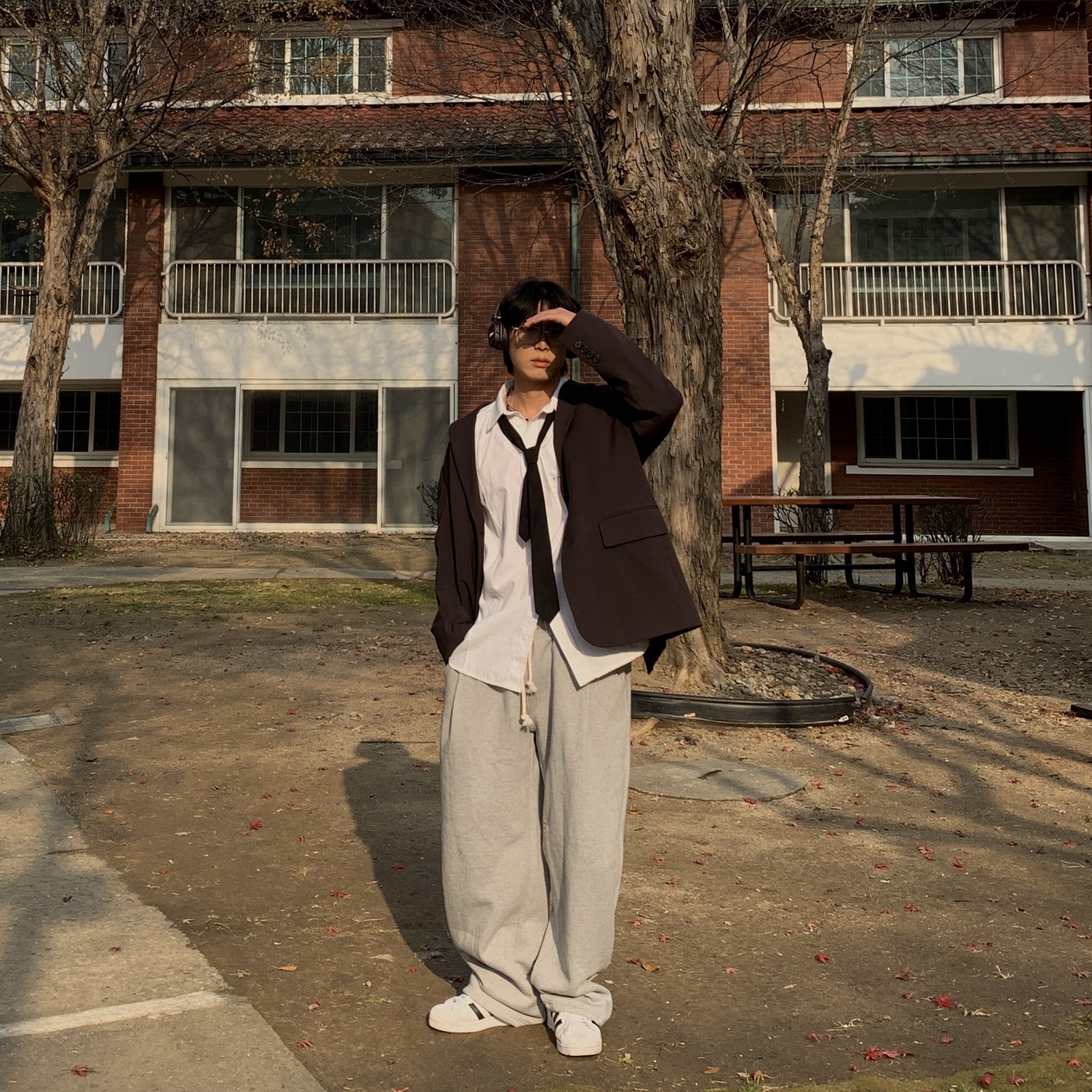 AMOU Molly One Tuck Sweat Pants Gray 착용 스타일 - 4