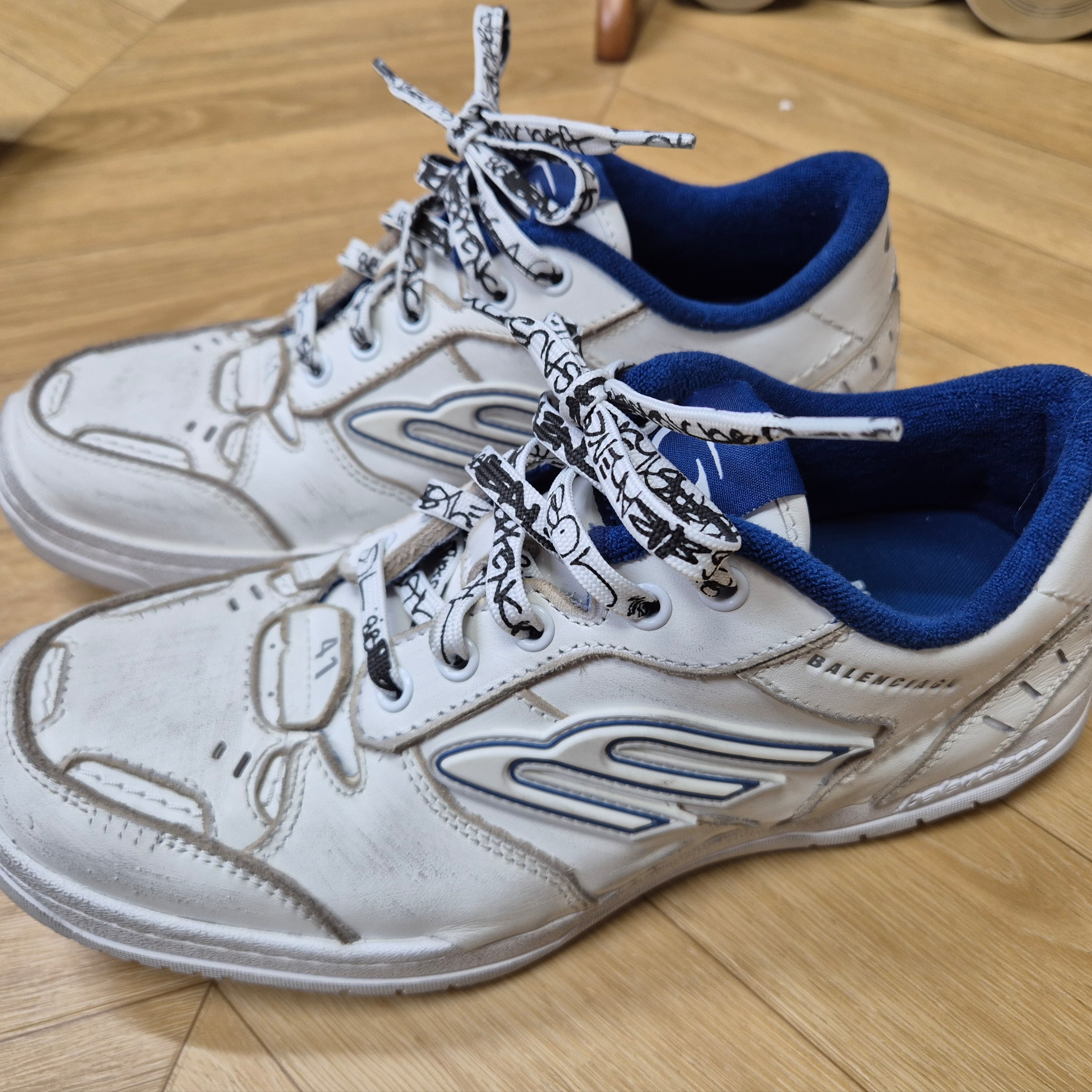Balenciaga Hamptons Worn Out Sneakers White Dark Blue 착용 스타일 - 2